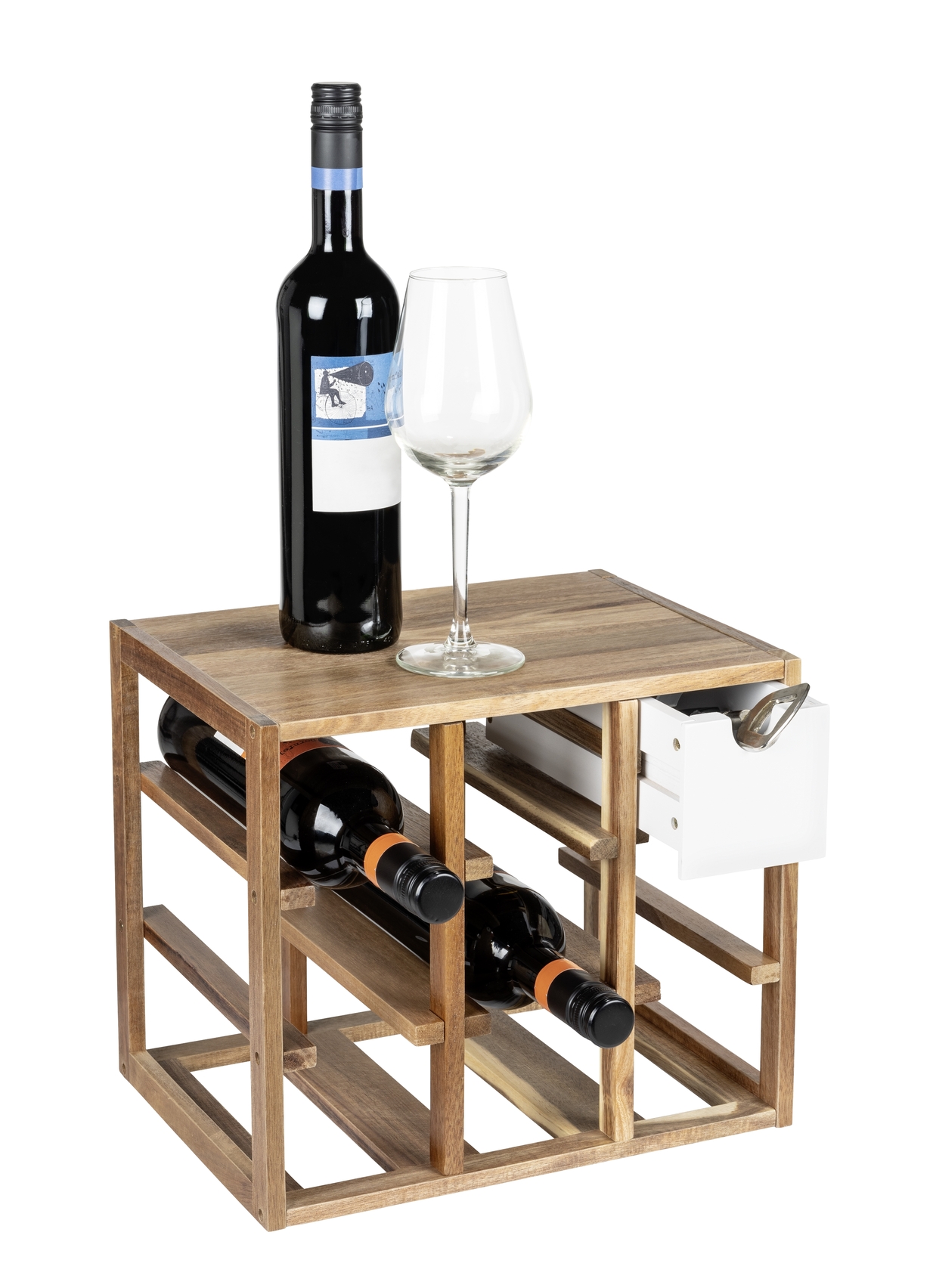 Quadratisches Weinregal mit mehreren Fächern Quadratisches Weinregal aus hellem Holz 3 Flaschen eingelegt 1 Flasche & Glas oben frontal leicht von links.