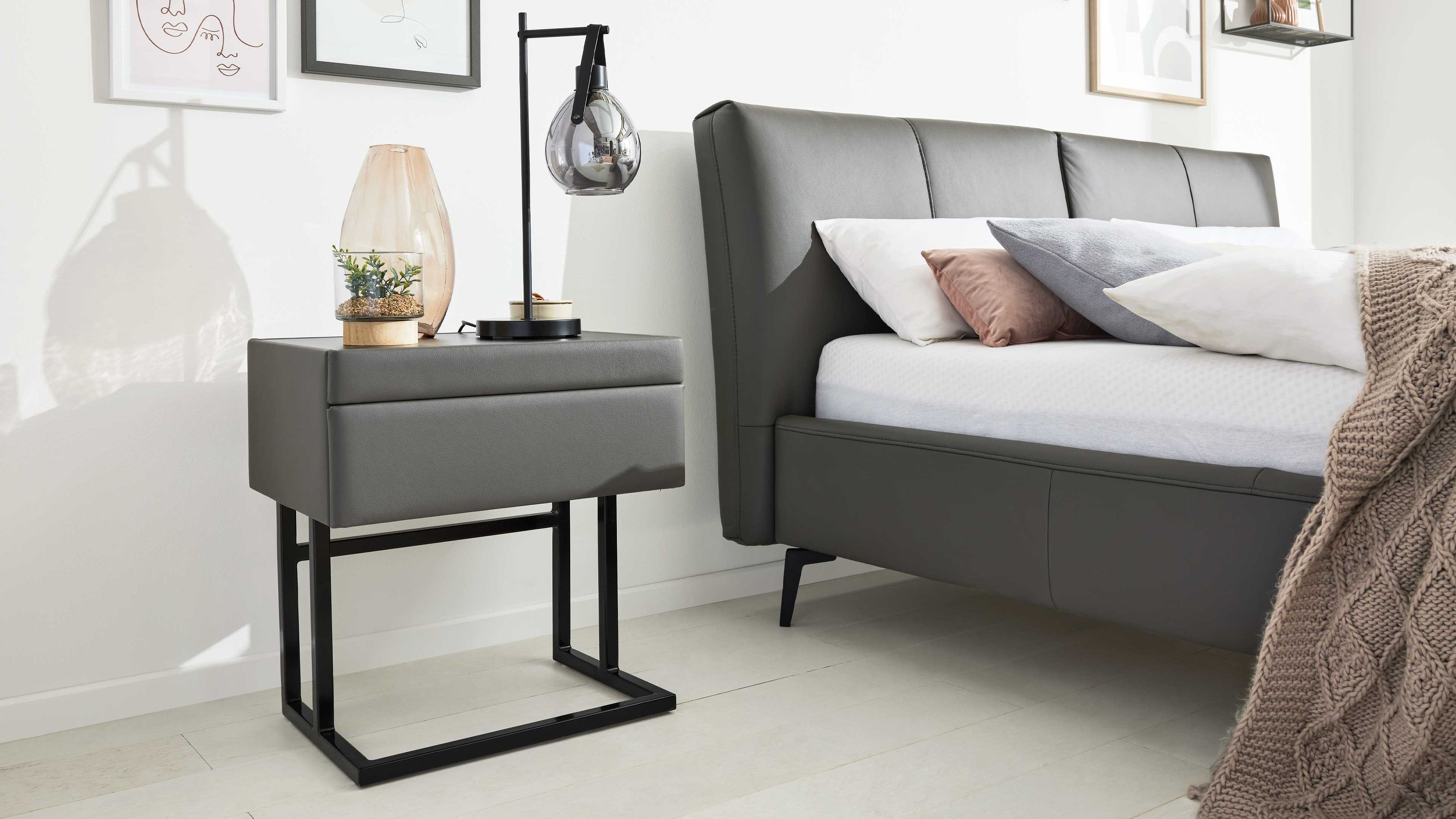 Interliving Bettensystem Serie 1416 - Nachtkonsole graues Leder Torro - eine Schublade
