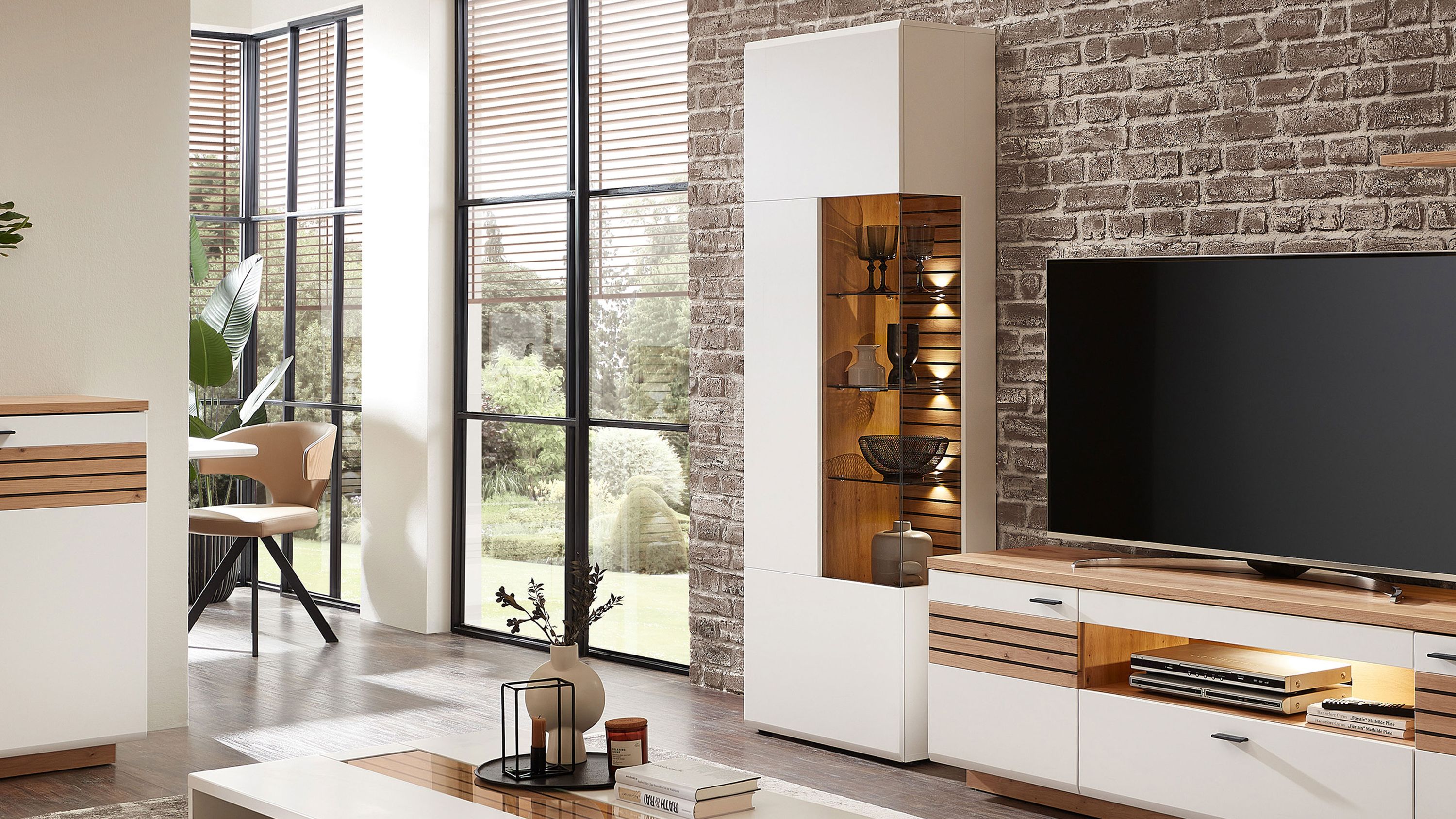 Vitrine mit einer Tür in mattweiß und Holzoptik Hohe Vitrine mit einer Tür in mattweiß und Holzoptik Glasfach mit Beleuchtung moderner Wohnraum