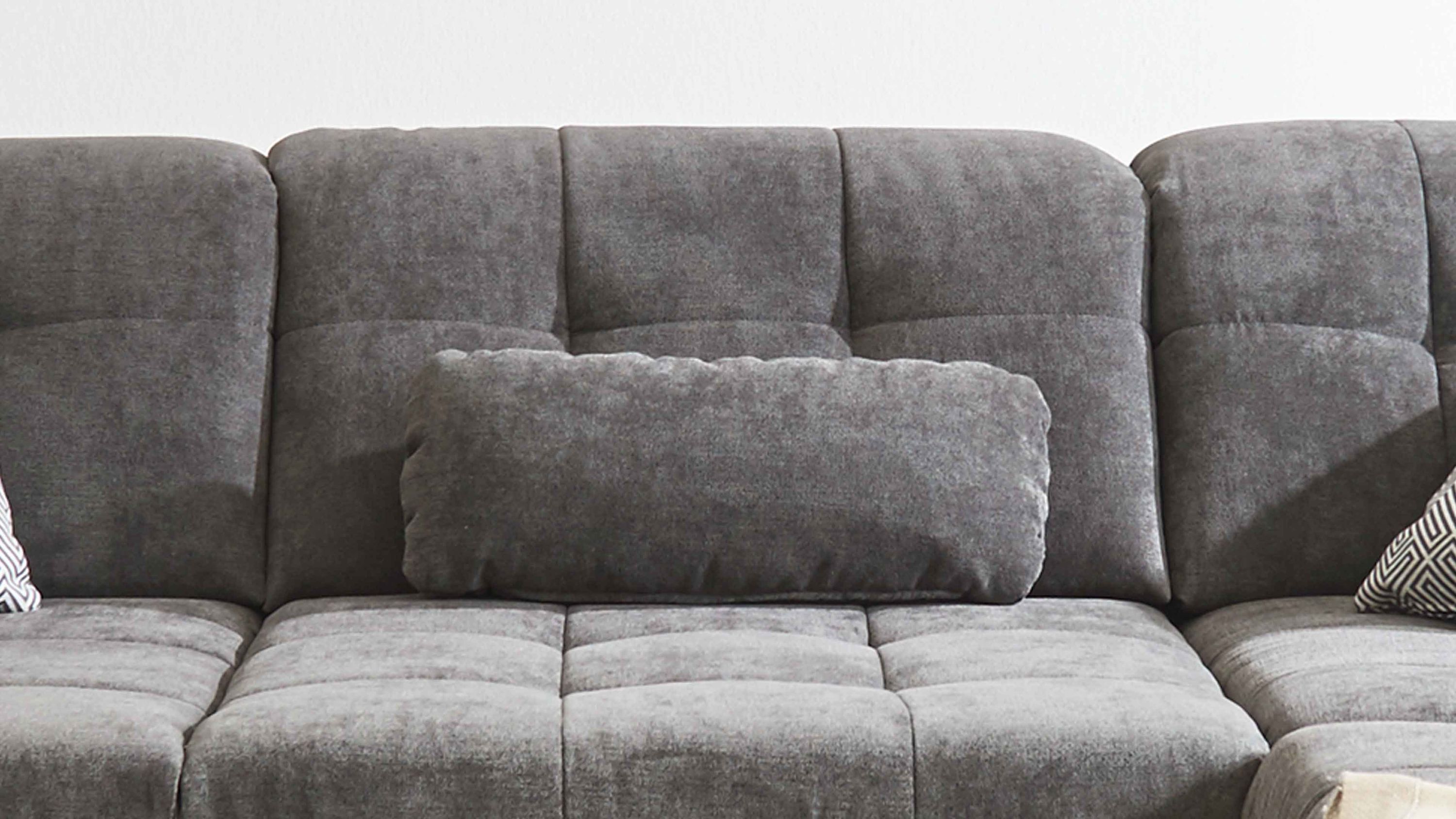 Nierenkissen in schiefergrauer Chenille auf grauem Sofa mit gepolsterten Rückenlehnen