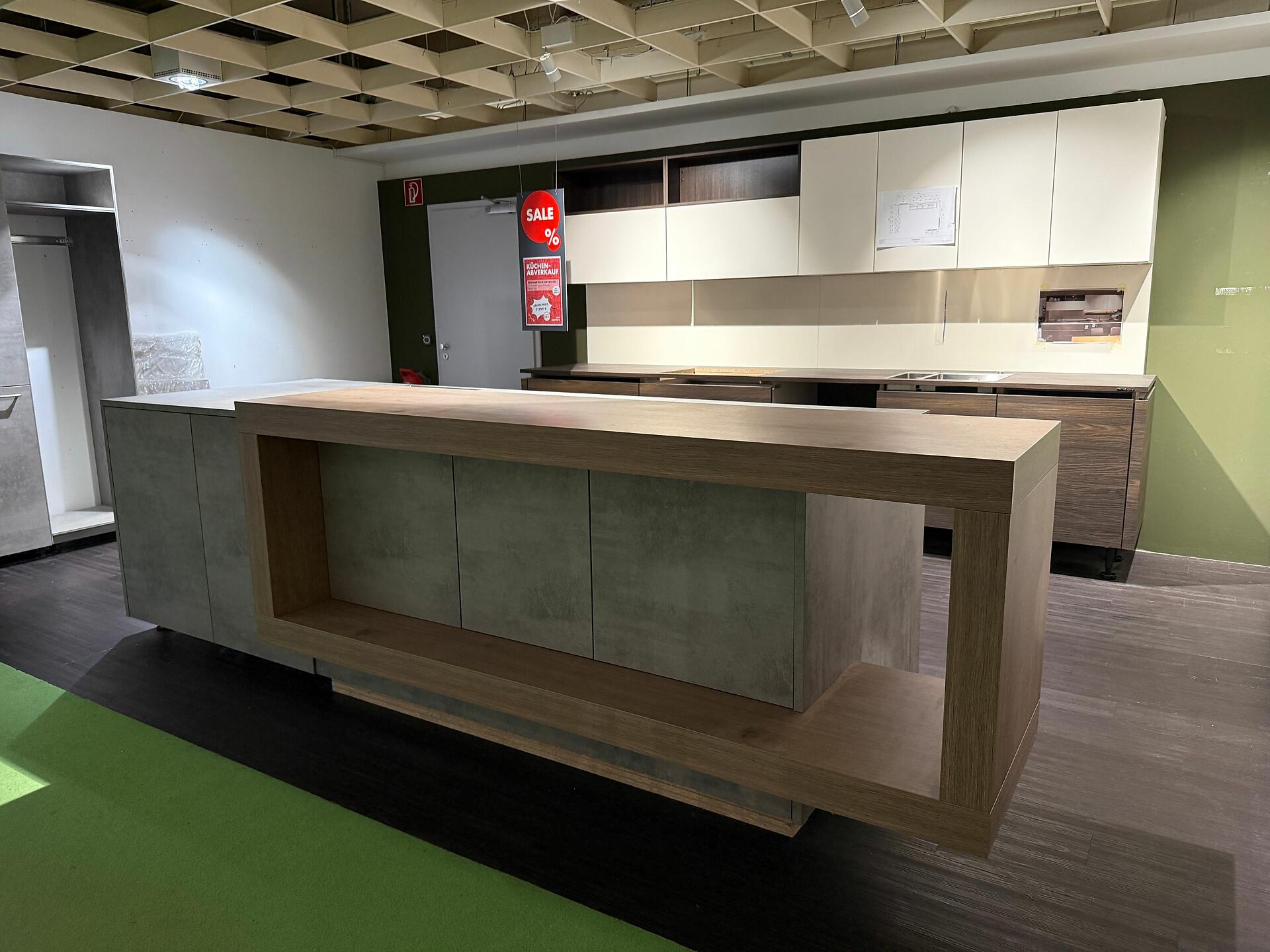Nolte Artwood MK 3163 Ausstellungsküche mit Kochinsel und hellen Fronten
