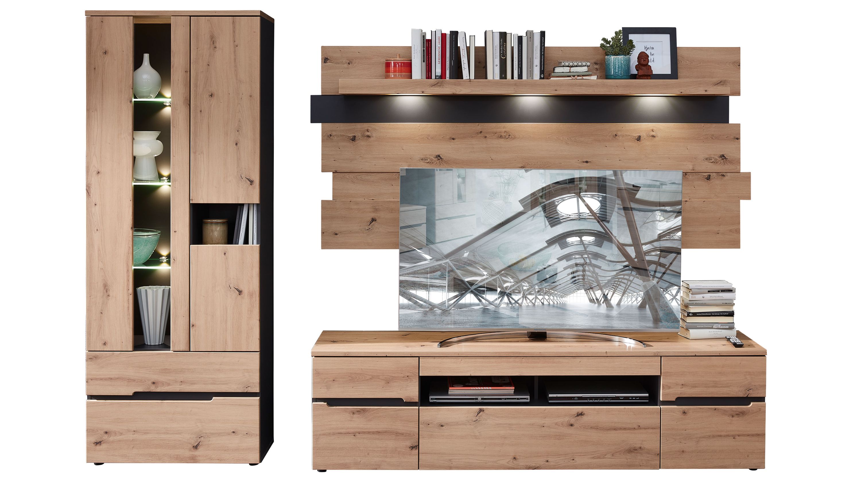 Dreiteilige Wohnwand in Holzoptik mit schwarzen Details Dreiteilige Wohnwand mit Vitrine links und TV-Board rechts in Holzoptik und schwarzen Akzenten