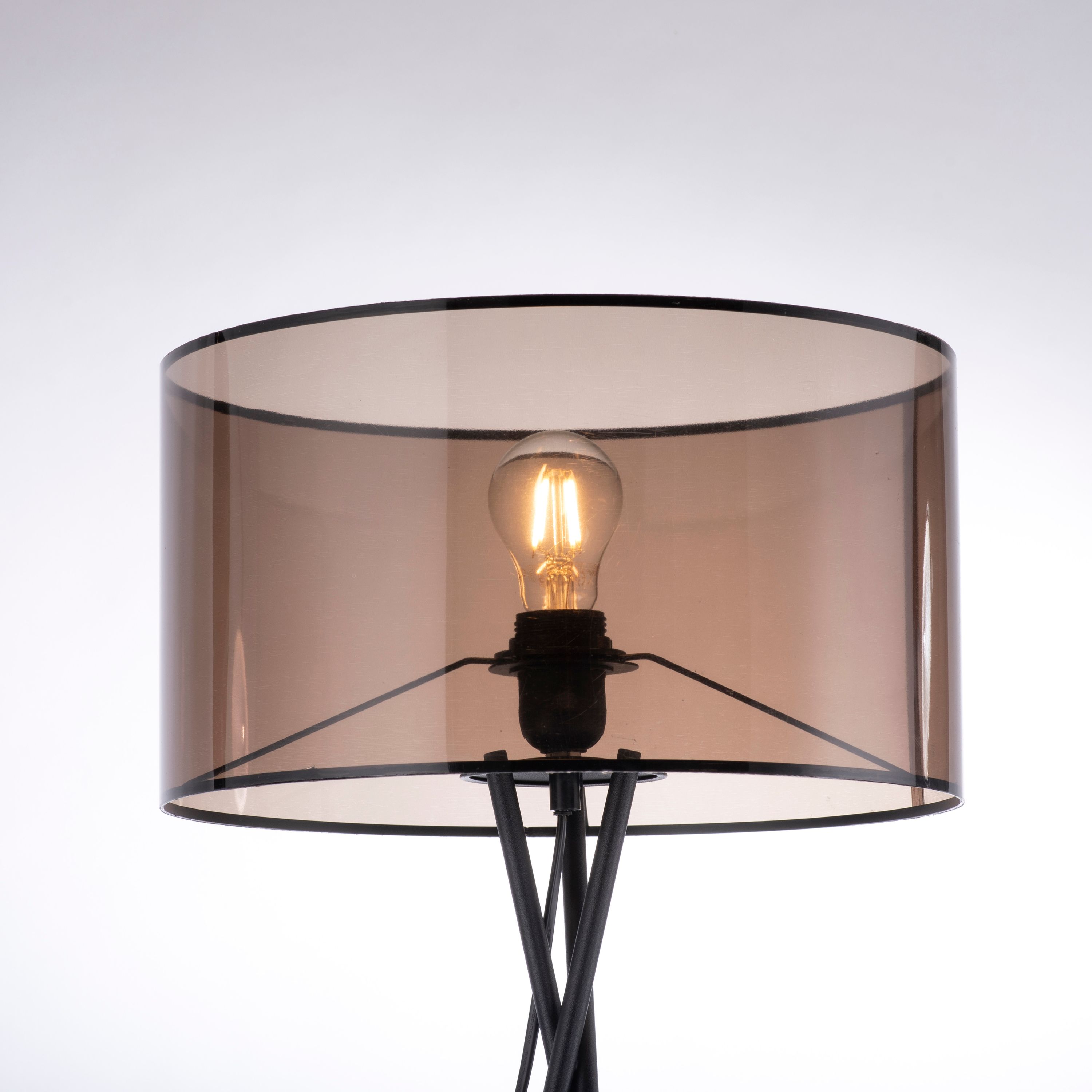Moderne Stehleuchte mit Zylinderschirm Schwarze Stehleuchte aus Metall mit zylindrischem halbtransparentem braunem Schirm frontal Leuchtmittel sichtbar