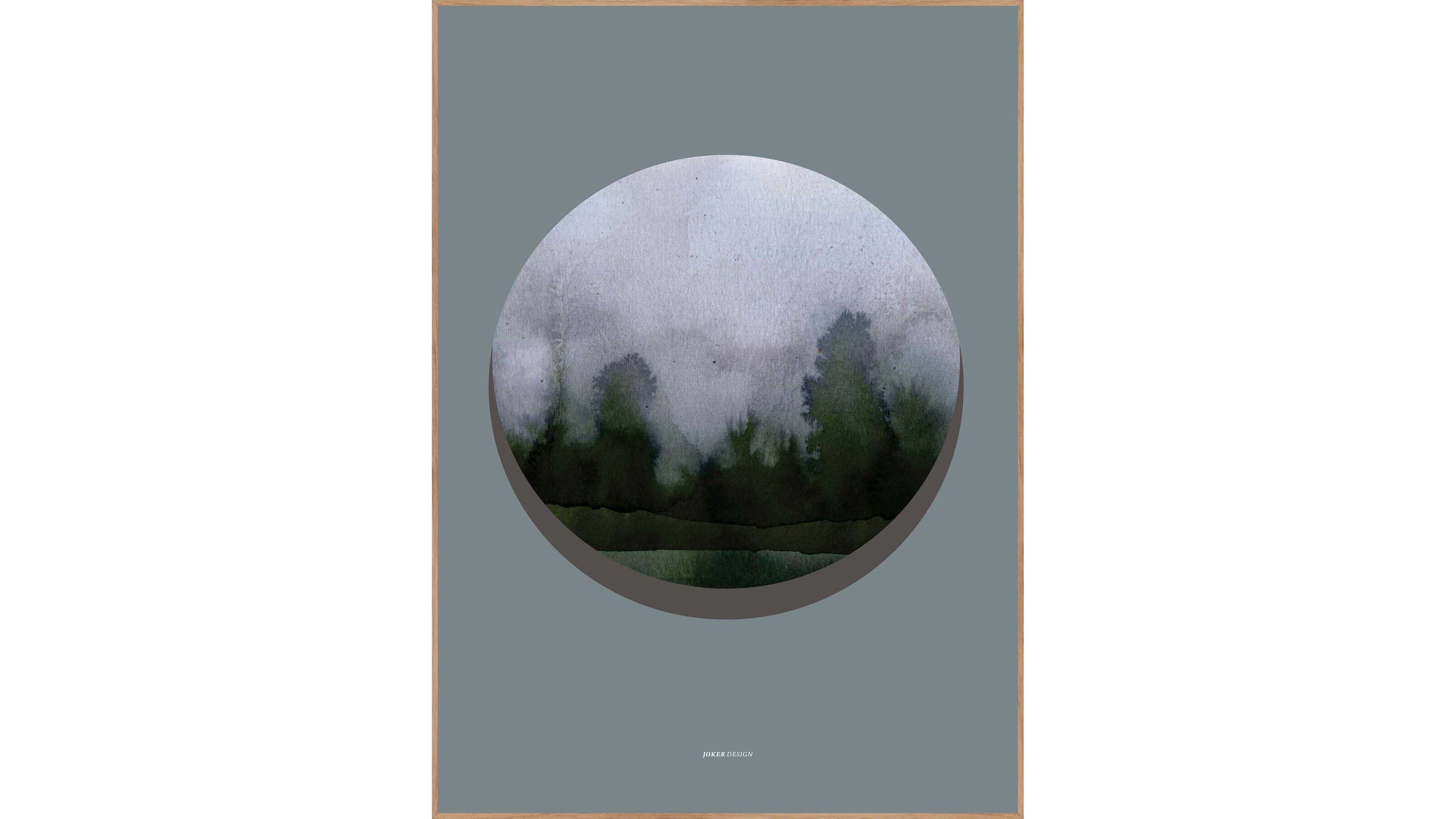 Abstrakter runder Posterdruck mit Waldmotiv und Holzrahmen Runder abstrakter Posterdruck mit Waldmotiv in Grau- und Grüntönen auf grauem Hintergrund mit Holzrahmen