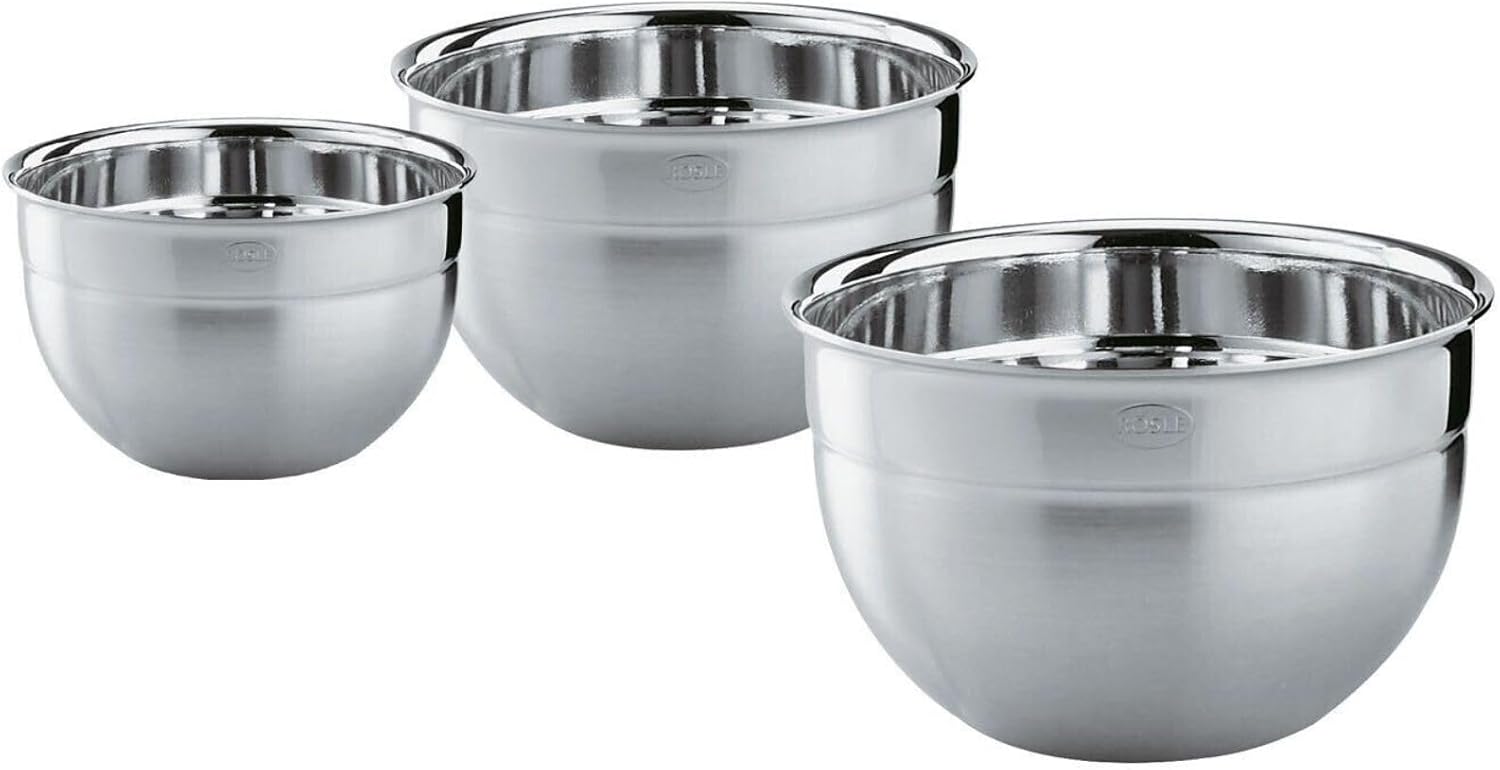 Set aus drei Edelstahlschüsseln in Silber mit Schüttrand  aufgenommen leicht schräg von vorne