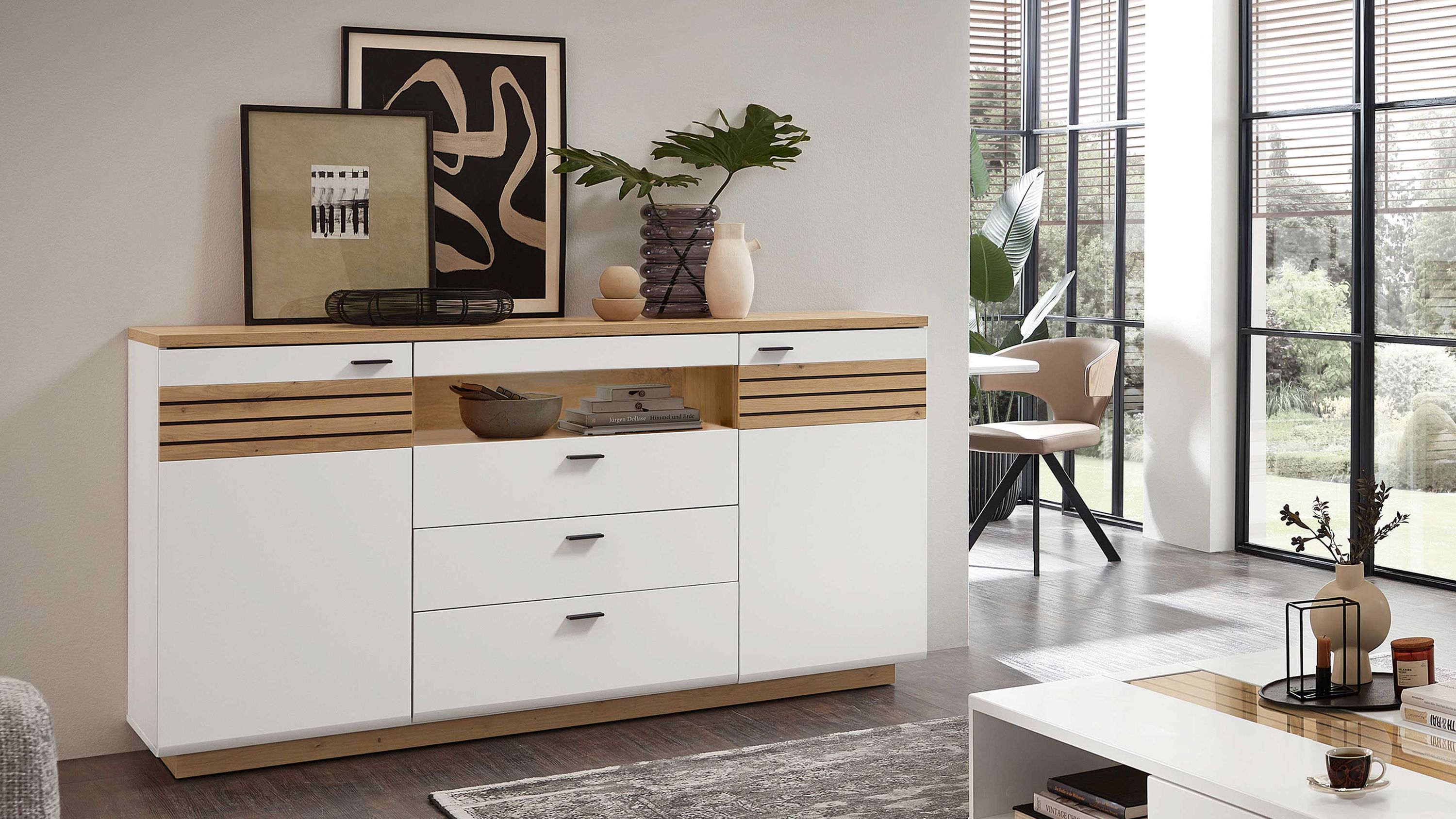 Sideboard mit zwei weißen Türen drei Schubladen und Holzdekor oben und in der Mitte