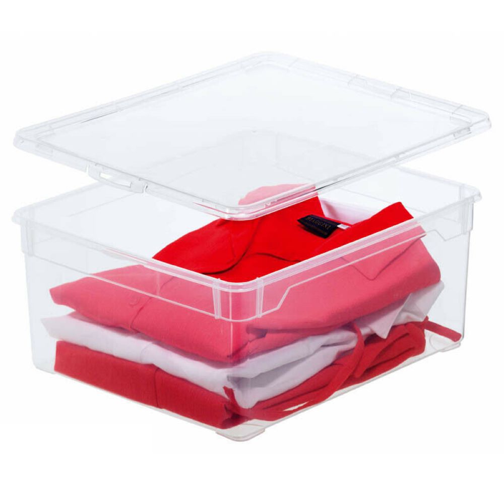Transparente Box mit geöffnetem Deckel  darin ordentlich gefaltete rote Kleidungsstücke auf weißem Hintergrund