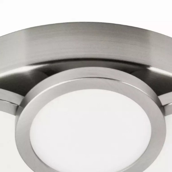 Schräge Ansicht flacher LED-Deckenleuchte aus silberfarbenem Metall mit satinierter Lichtfläche und abgerundeten Ecken