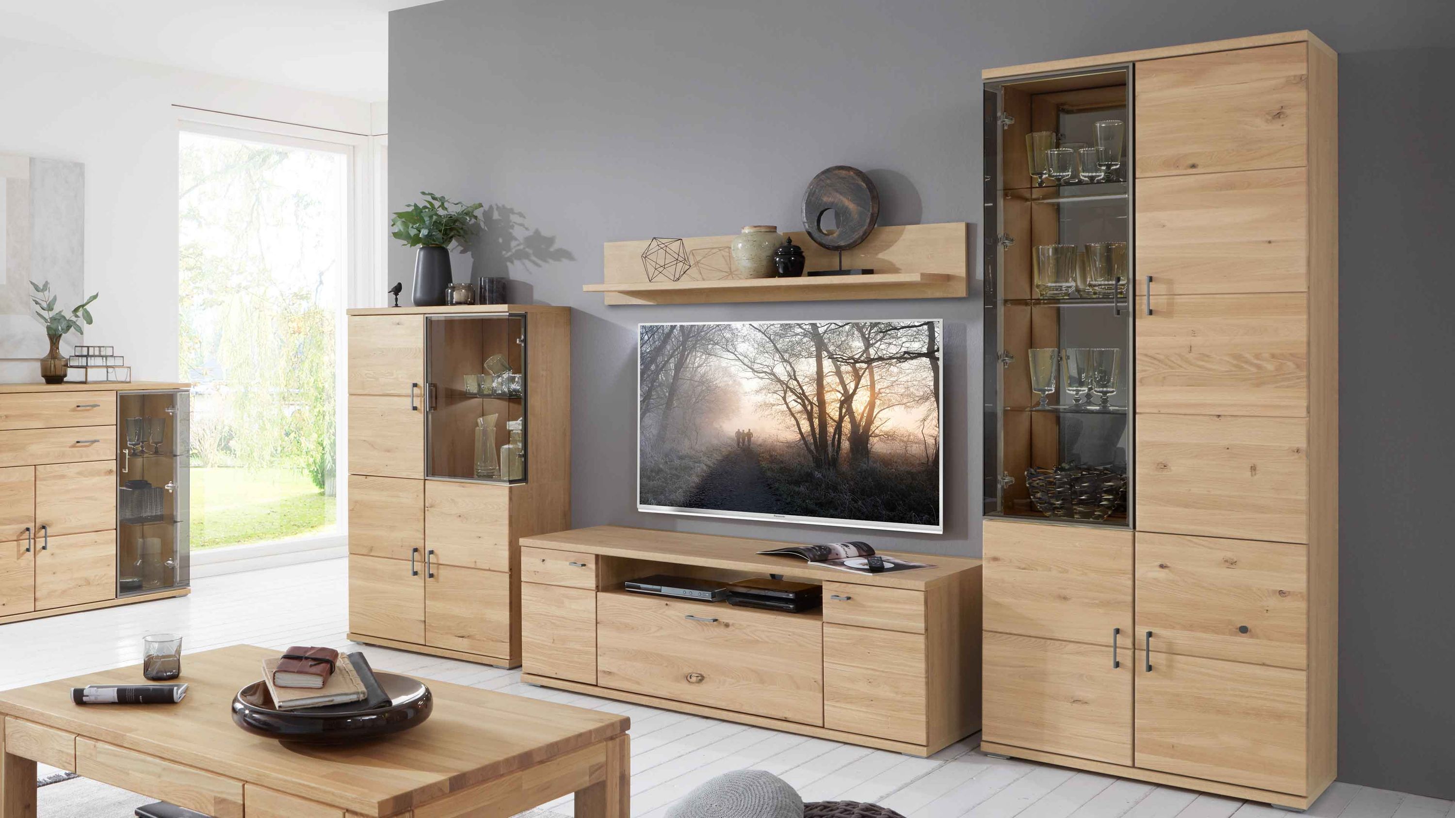 Vierteilige Wohnwand aus hellem Holz mit Glastüren Vierteilige Wohnwand aus hellem Holz mit zwei Vitrinen TV-Board und Wandregal mit braunen Glastüren
