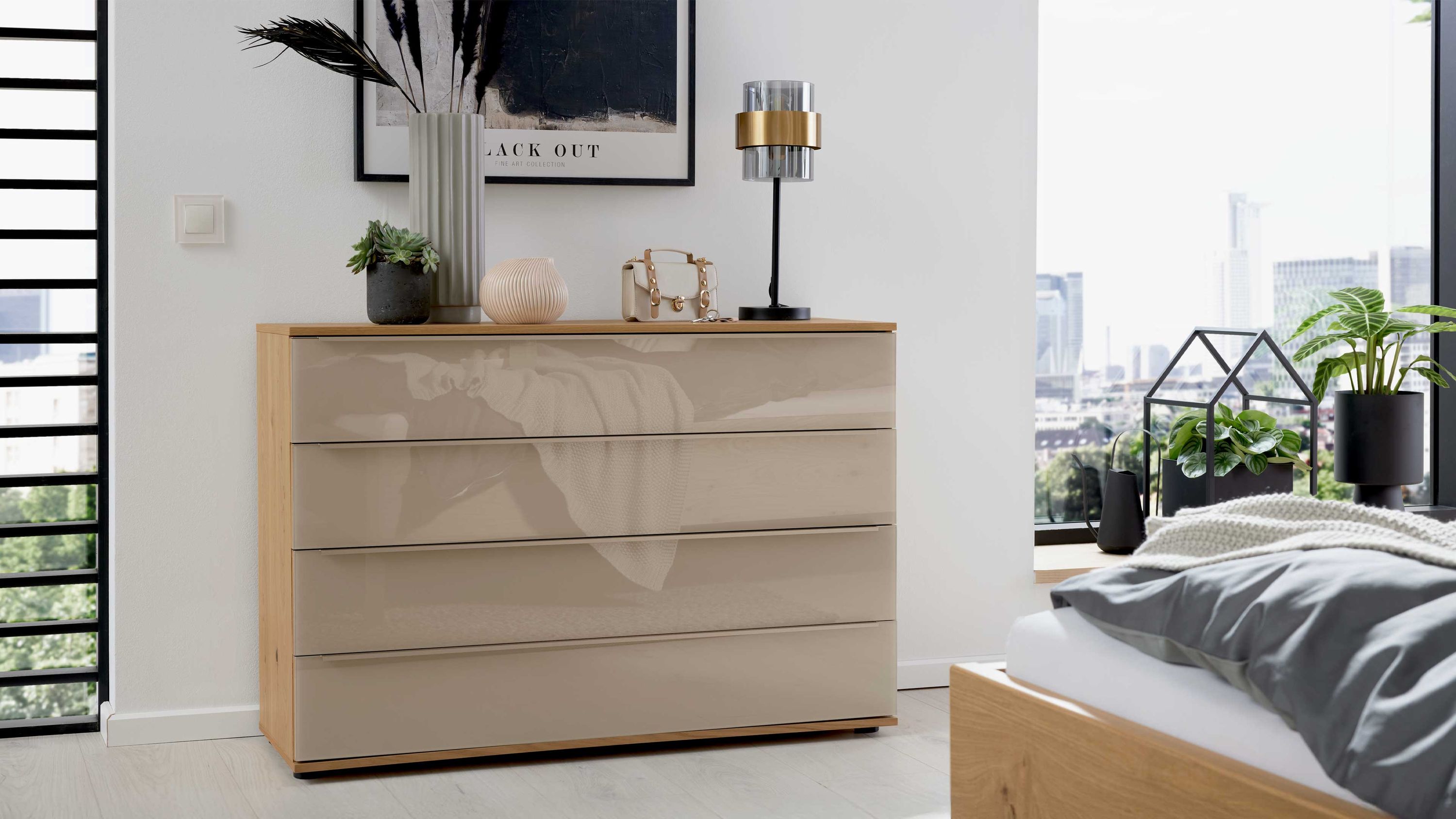 Schubladenkommode mit vier Schubladen in Taupe und Balkeneiche Schubladenkommode mit vier taupefarbenen Fronten und Holzrahmen in Balkeneiche in modernem Schlafzimmer