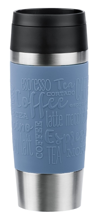 Thermobecher mit Edelstahlkörper und blauem Griff  Deckel schwebt darüber frontal aus Augenhöhe