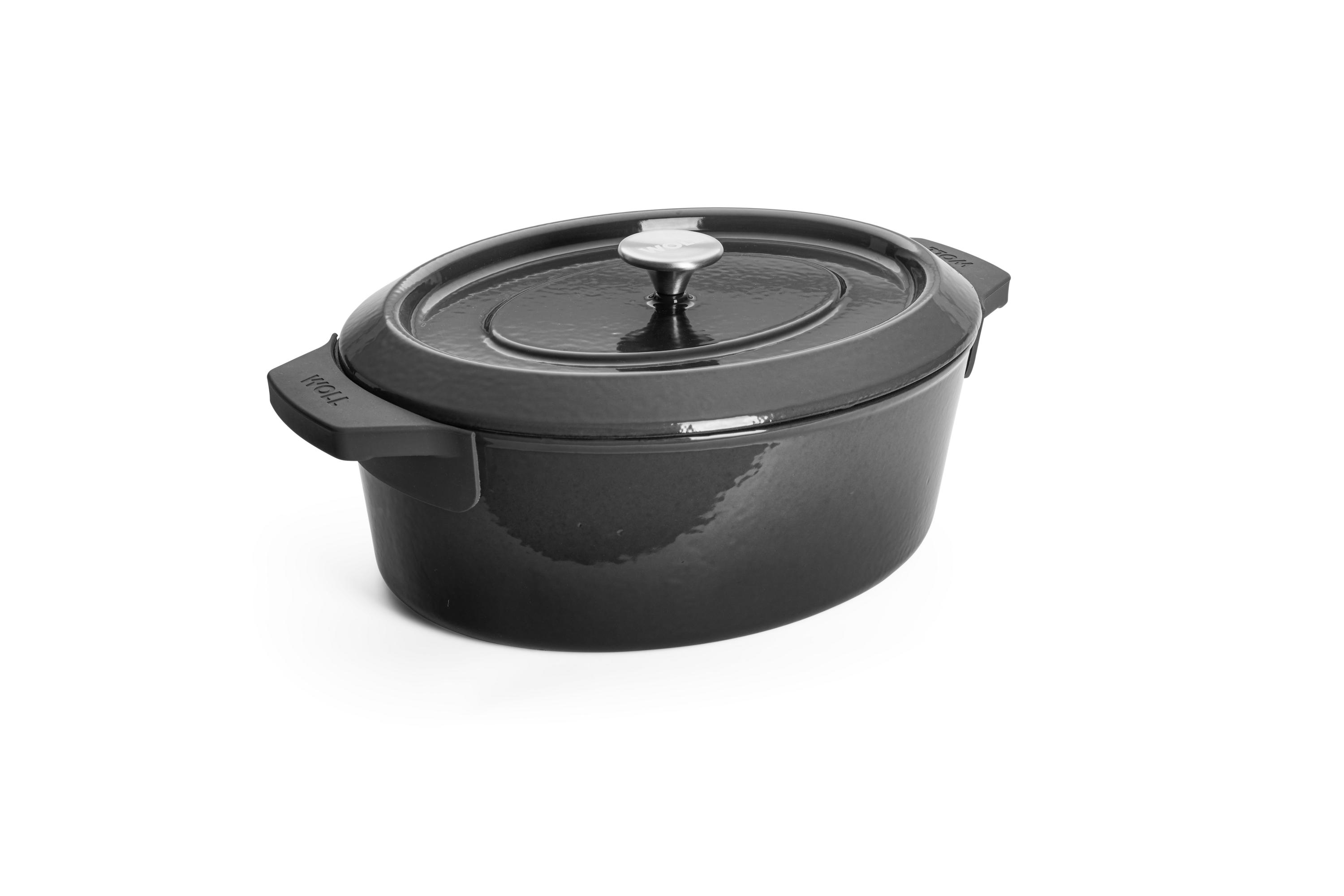Ovaler Bräter aus Gusseisen in Carbon Grey mit Deckel und Griffen leicht erhöht von links auf neutraler Fläche