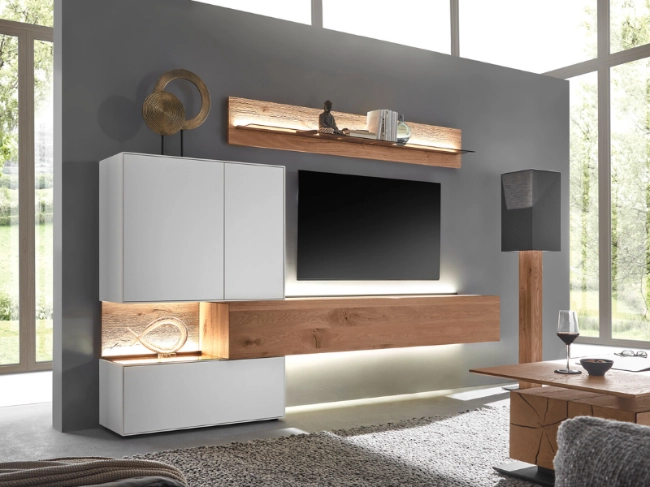 Hartmann Wohnwand in Weiß mit Beleuchtung Wohnwand von Hartmann in Weiß mit integrierter Beleuchtung, TV-Board und offenen Regalen