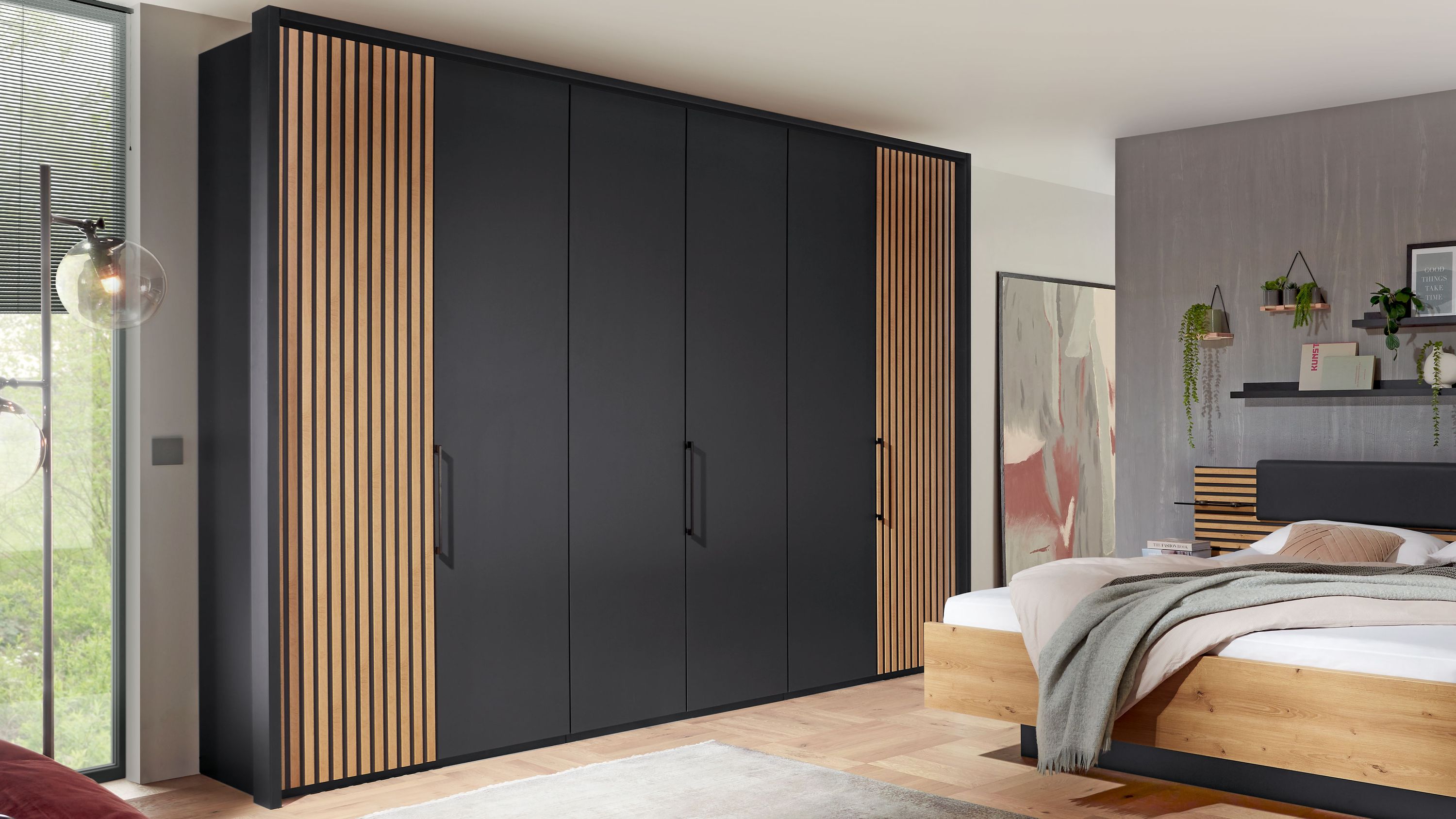 Sechstüriger Kleiderschrank in dunkler Farbe mit vertikalen hellen Holzleisten an den Seiten