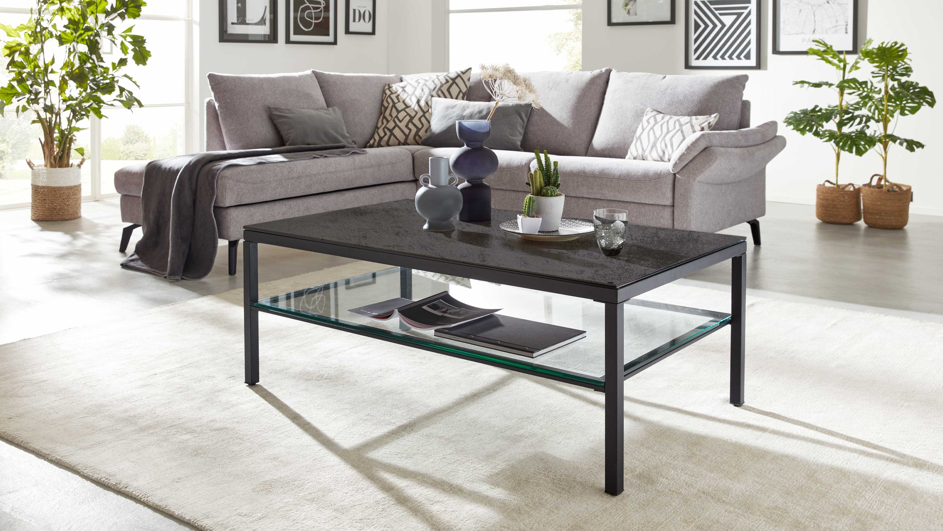 Couchtisch mit titanfarbener Oberfläche und schwarzem Metallgestell Rechteckiger Couchtisch mit titanfarbener Oberfläche und schwarzem Metallgestell mit Glasablage