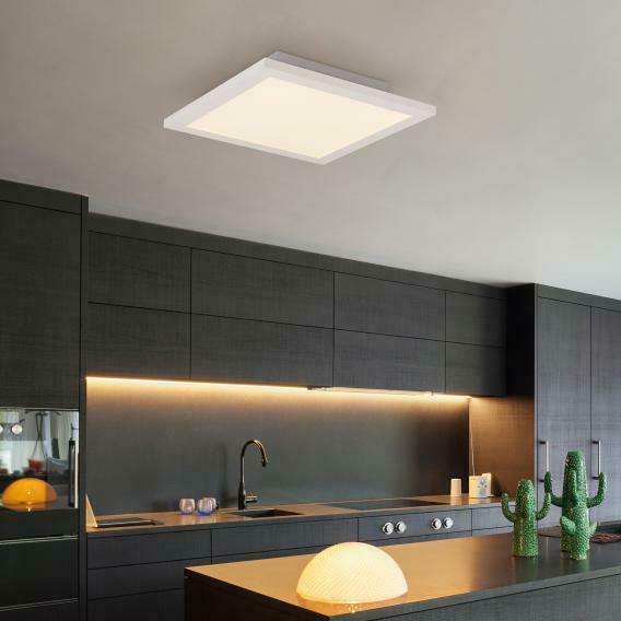 Moderne Küche mit stilvoller Deckenleuchte Moderne Küche mit dunklen Schränken und quadratischer Deckenleuchte; grüne Flaschen und Lampe auf der Arbeitsfläche.