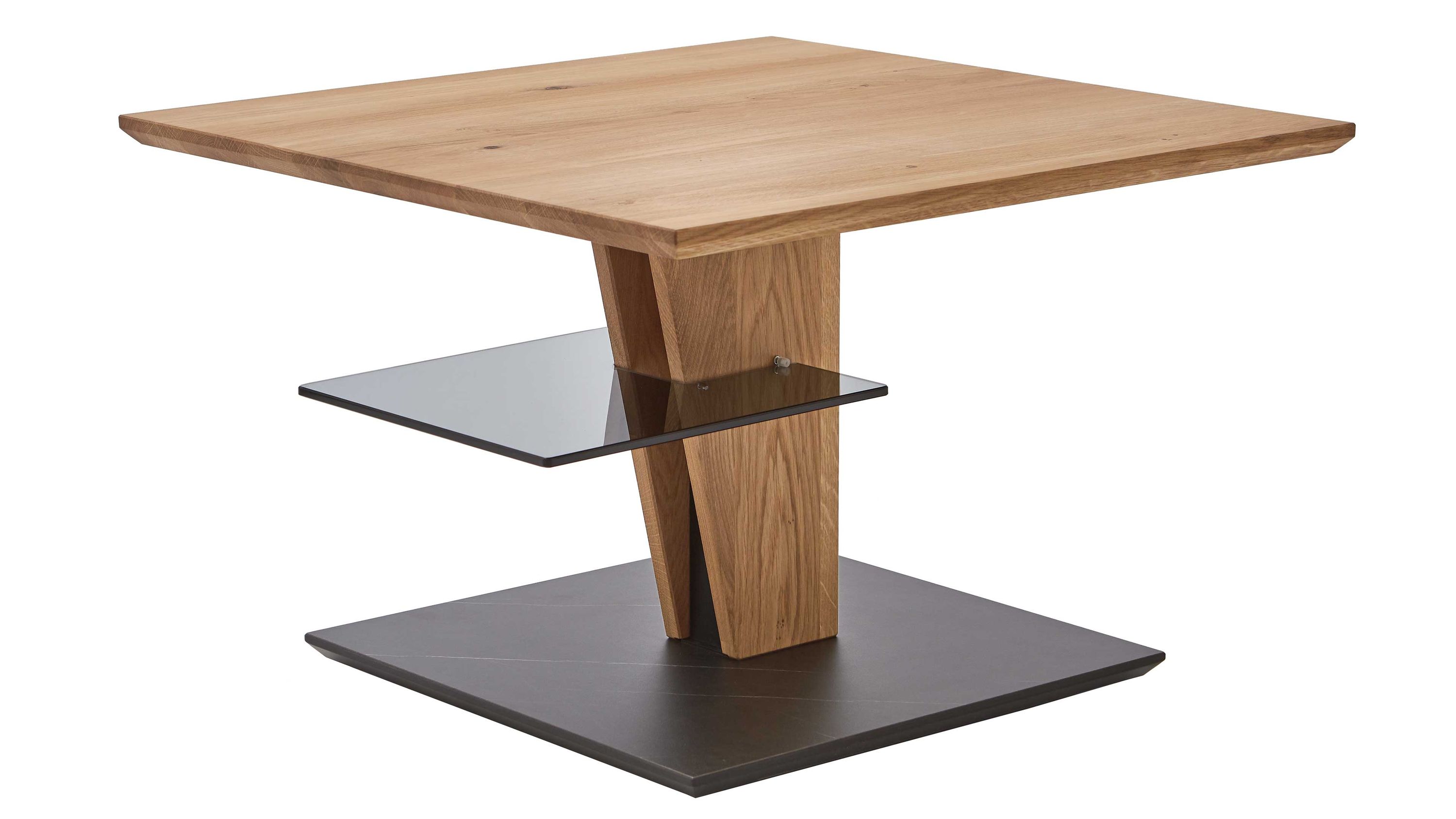 Quadratischer Couchtisch mit hellem Holzgestell zwei schwarzen Ablageflächen und quadratischer Tischplatte