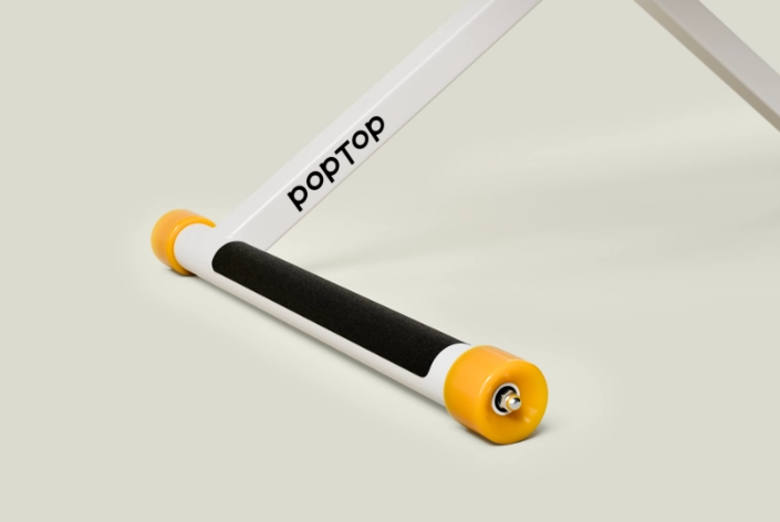 Stabiles Tischgestell PopTop mit gelben Rollen und schwarzer Querstrebe für sicheren Stand höhenverstellbarer Schreibtische.