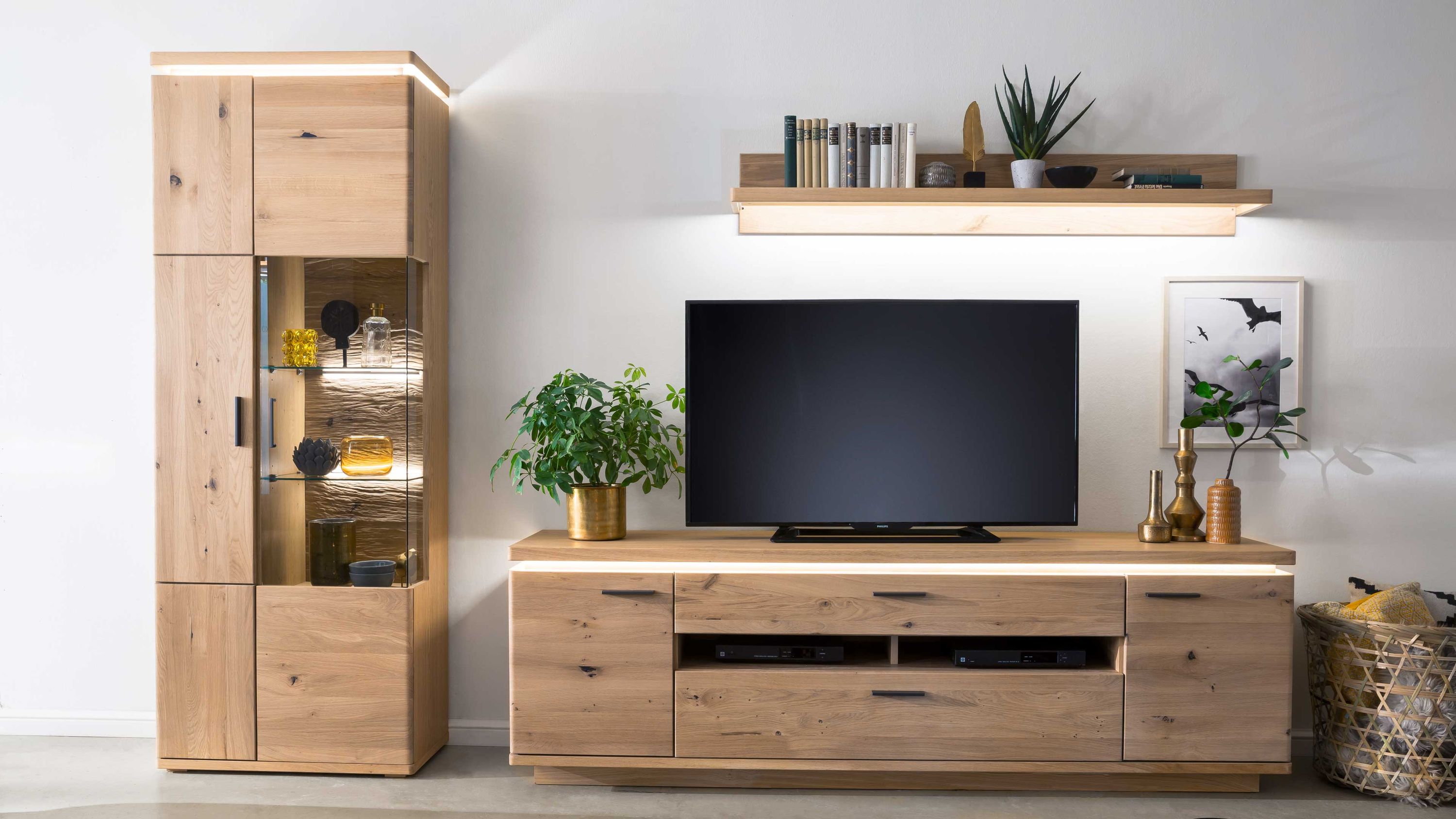 Dreiteilige Wohnwand aus geölter Balkeneiche mit Vitrine TV-Board und Wandregal in hellem Holz