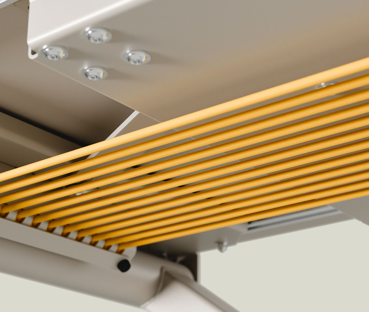 Detail der Höhenverstellmechanik mit gelben Spannseilen und Metallkonstruktion unter der Tischplatte