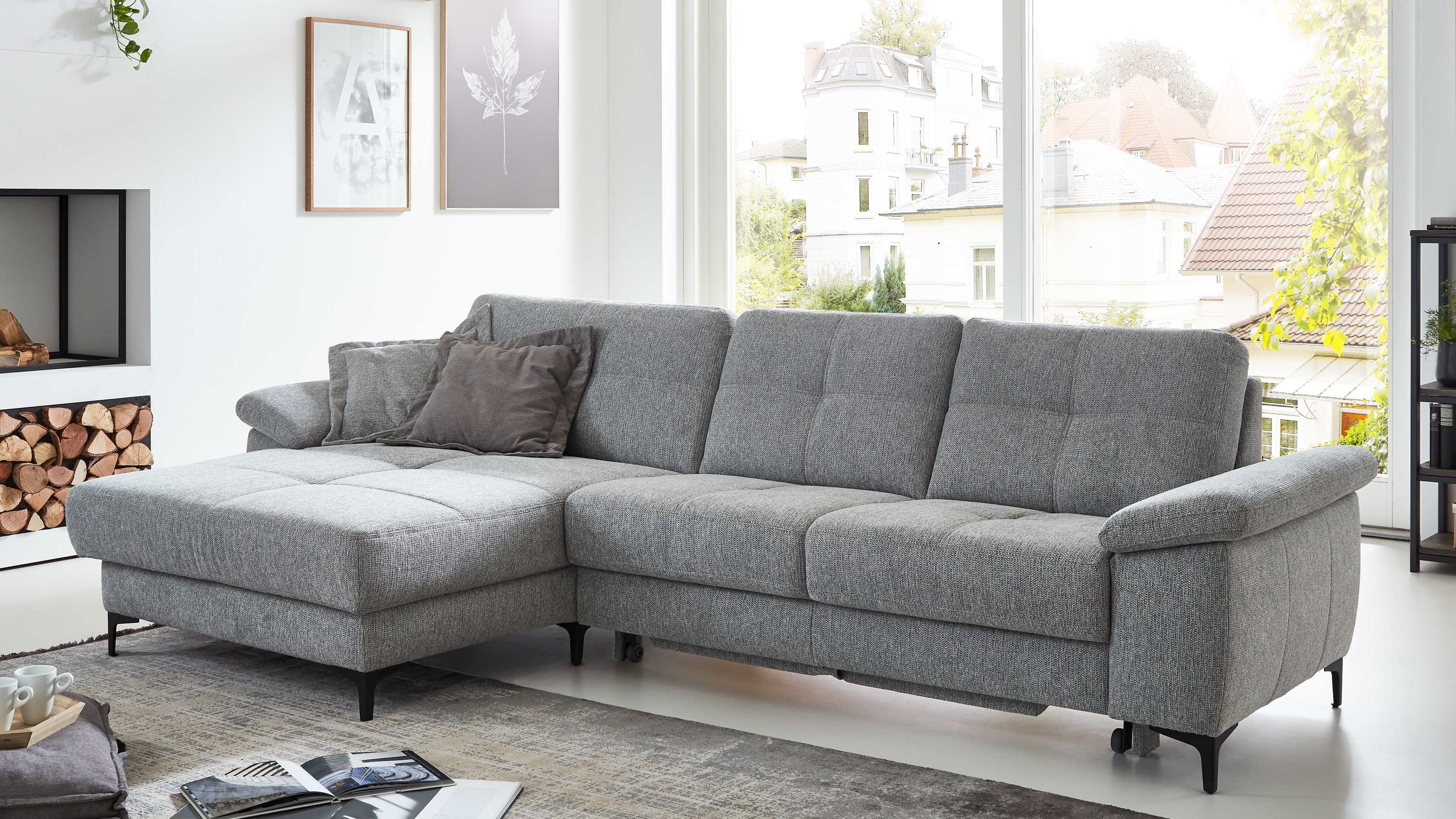 Ecksofa mit frostgrauem Flachgewebe und schwarzen Metallfüßen in modernem Wohnzimmer