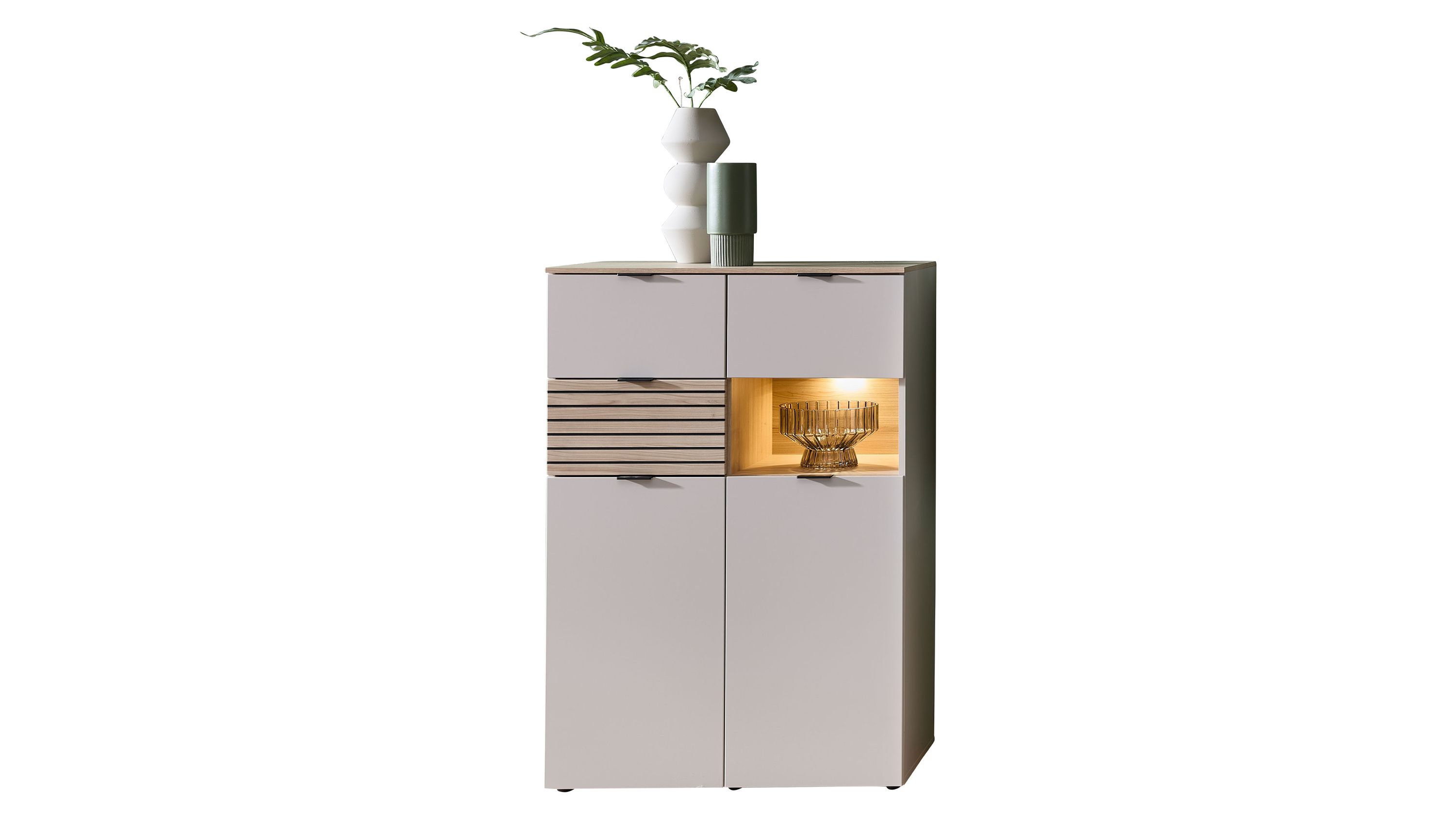 Helles Highboard mit zwei Türen zwei Schubladen und beleuchtetem Fach Dekoration mit Vasen und Pflanze