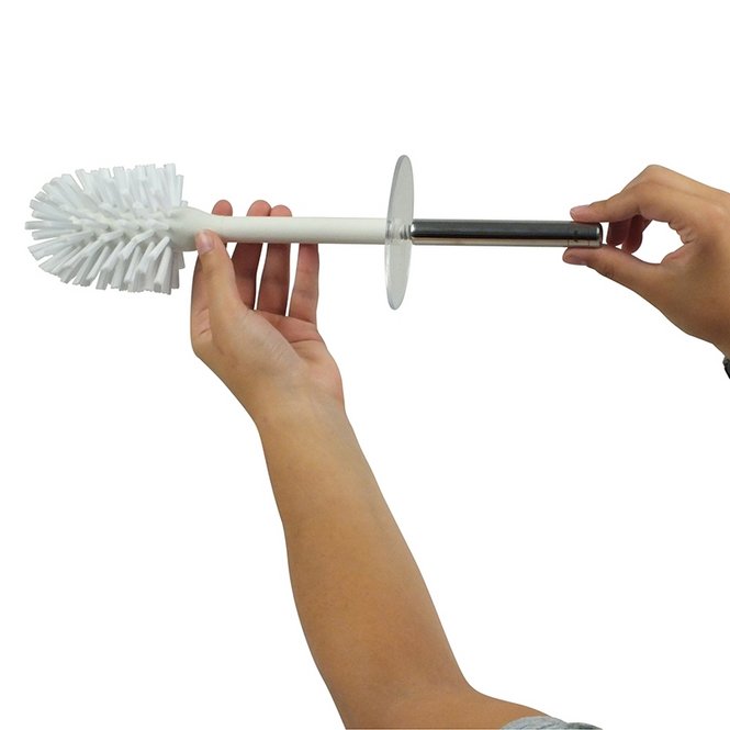 Hände halten WC-Bürste Zwei Hände halten eine WC-Bürste mit weißem Borstenkopf und langem Griff, frontal aufgenommen.