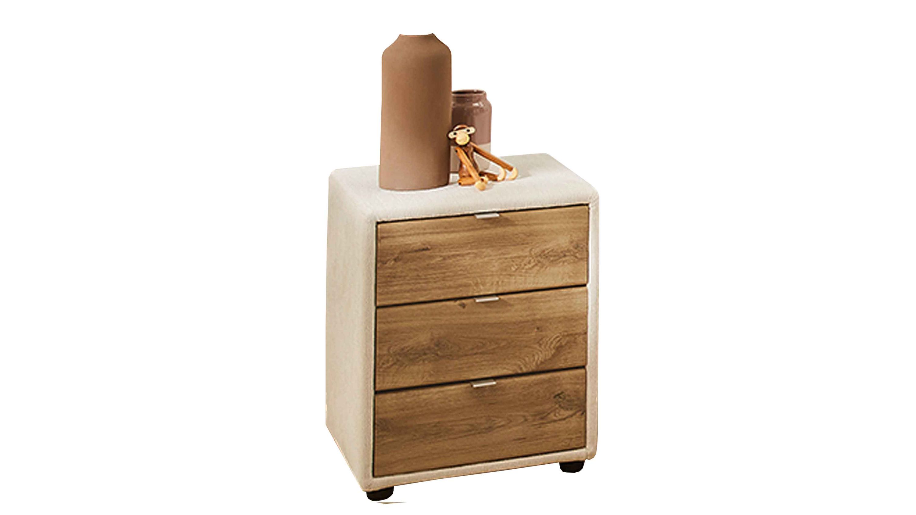 Nachtkommode mit drei Holzschubladen und beigem Bezug Beigefarbene Nachtkommode mit drei Schubladen aus Holz und weichem Bezug