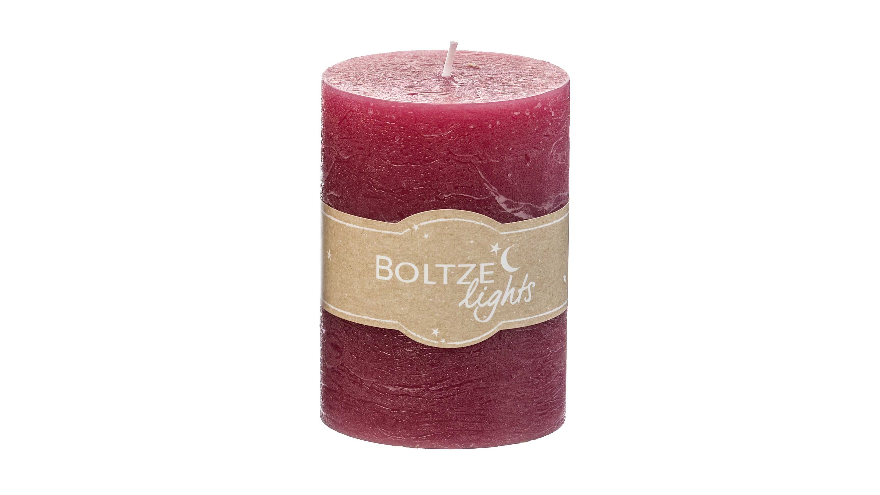 Rote Stumpenkerze mit Papierband Zylindrische Stumpenkerze in roter Farbe mit Papierband und sichtbarem Docht
