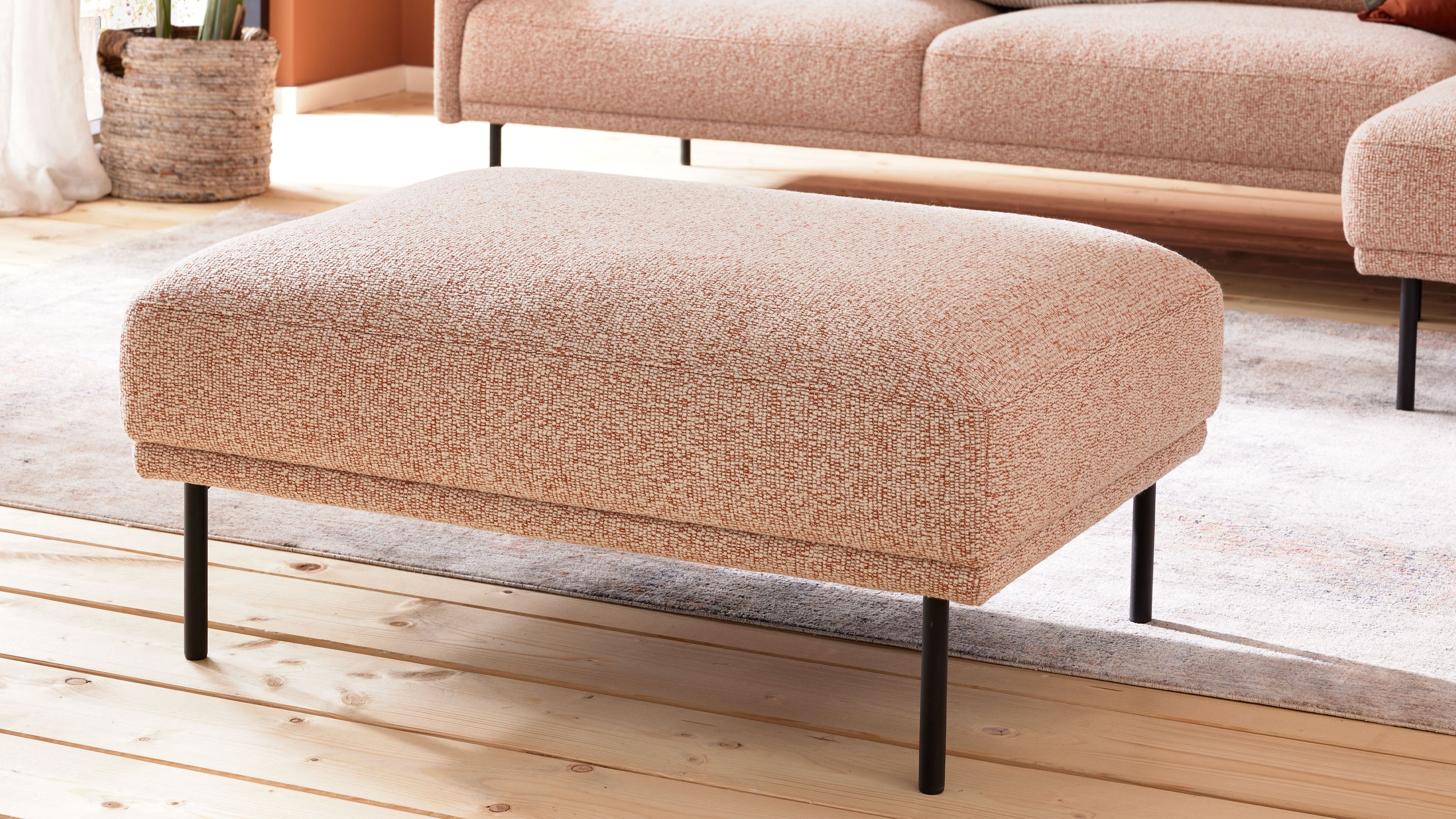 XXL-Polsterhocker mit Metallfüßen und meliertem Bezug Großer rechteckiger Polsterhocker mit rostfarben meliertem Bezug und schwarzen Metallfüßen