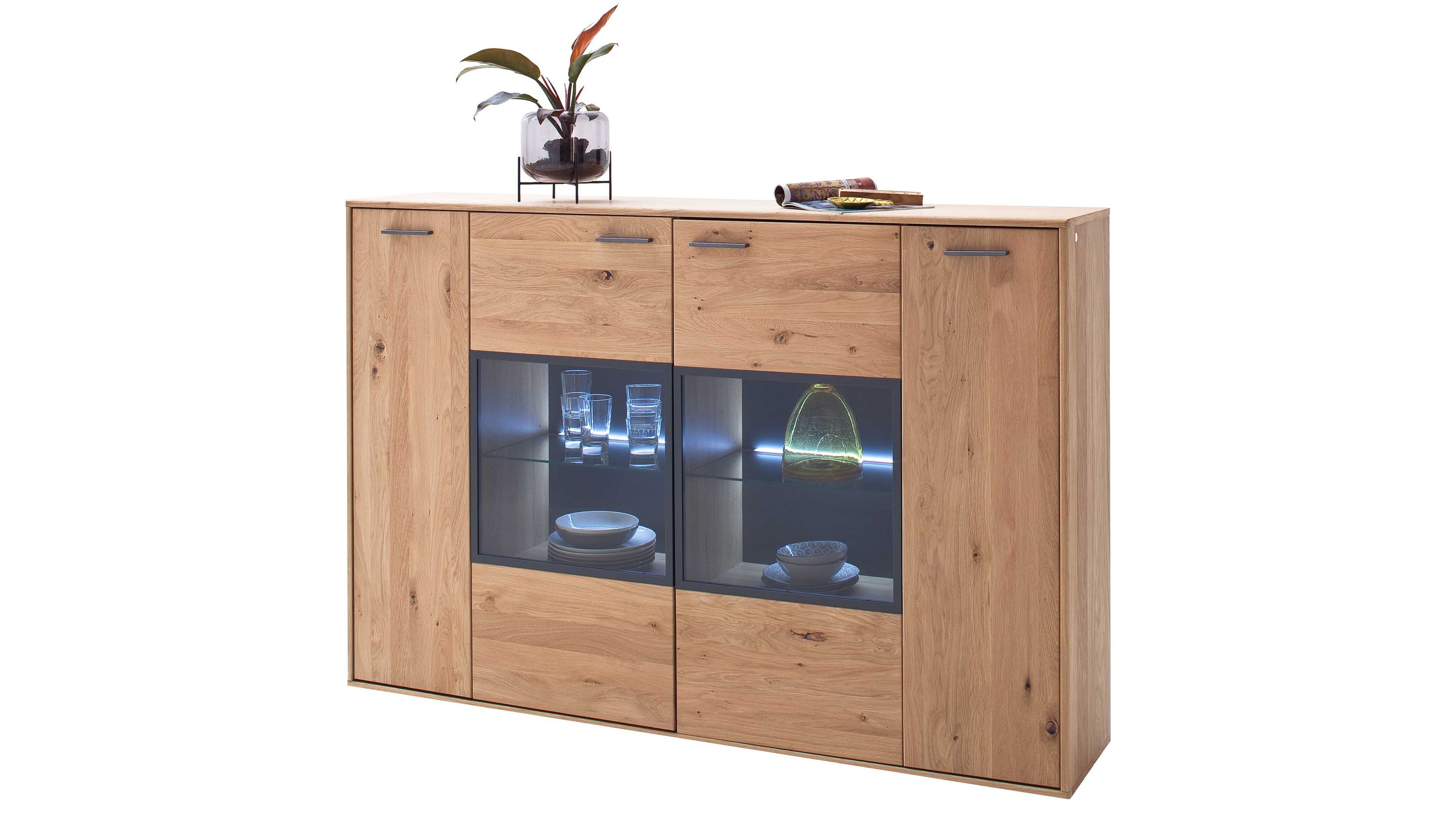 Highboard mit zwei Türen einer Schublade und zwei Glasfronten mit Beleuchtung in hellbrauner Holzoptik