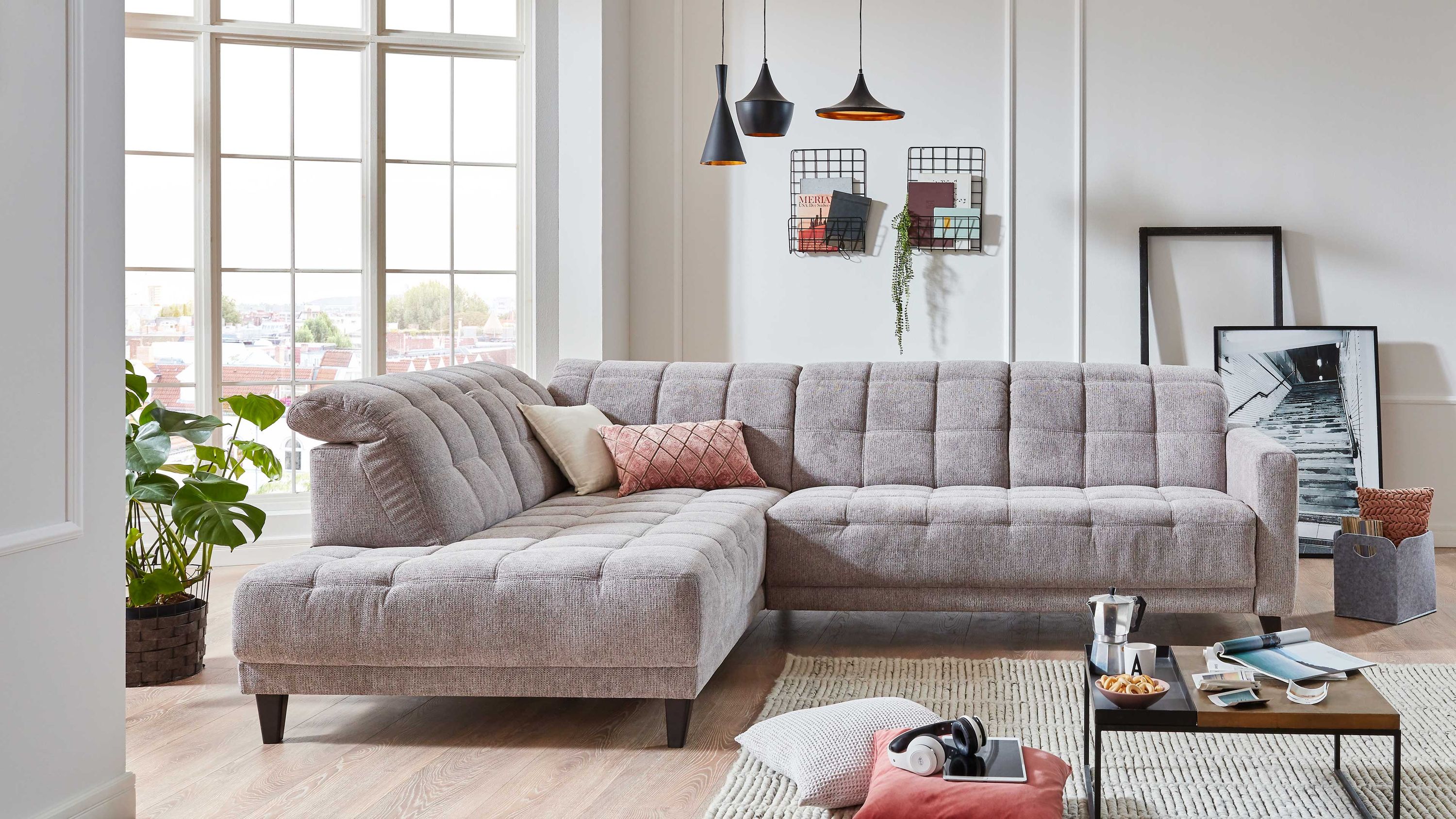 Ecksofa mit platingrauem Bezug und schwarzen Holzfüßen Ecksofa mit platingrauem Stoffbezug und schwarzen Holzfüßen in modernem Wohnzimmer