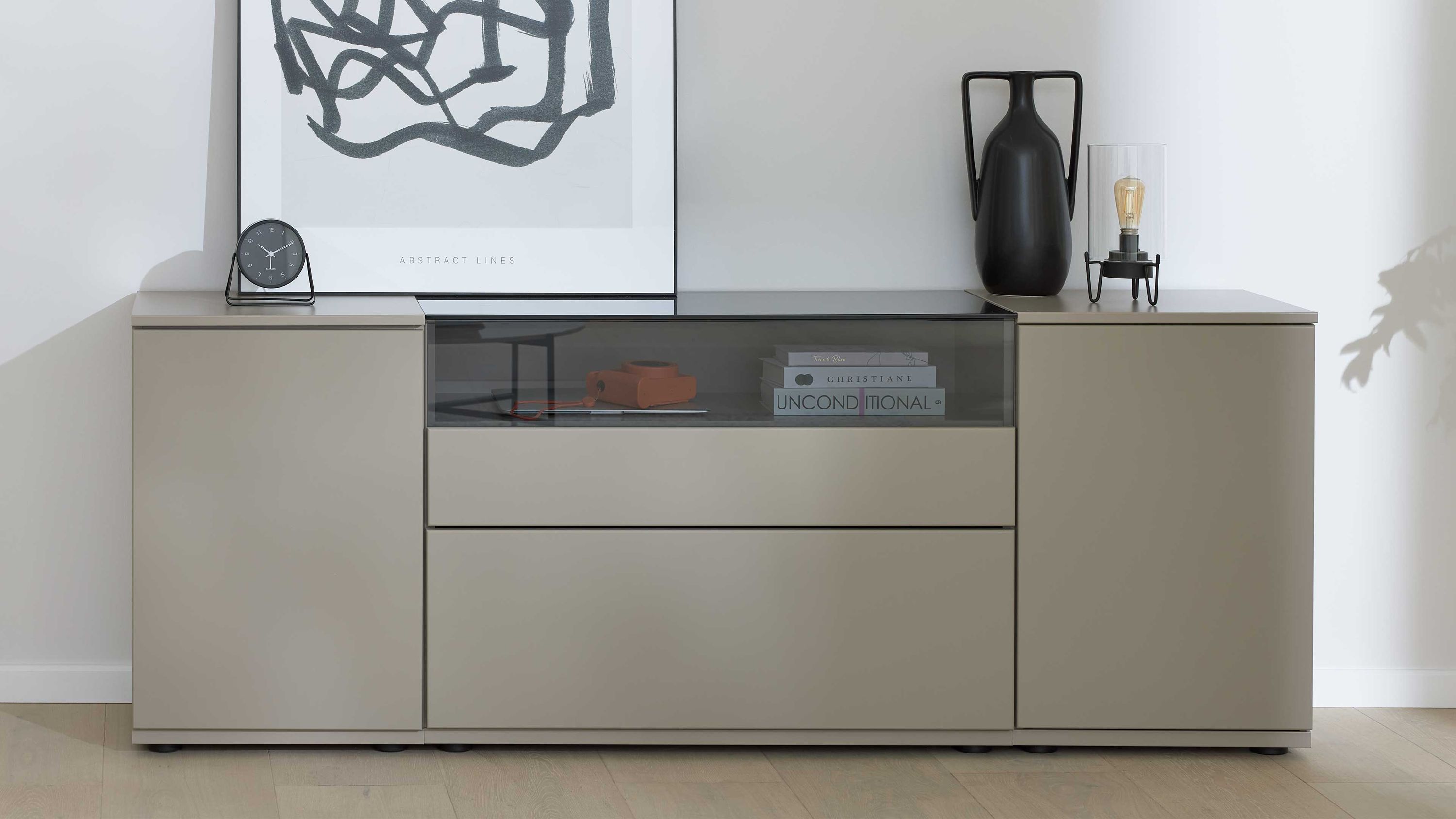 Graues Sideboard mit Türen und Schubladen Sideboard mit zwei Türen zwei Schubladen und Glasfach in grauer Farbe