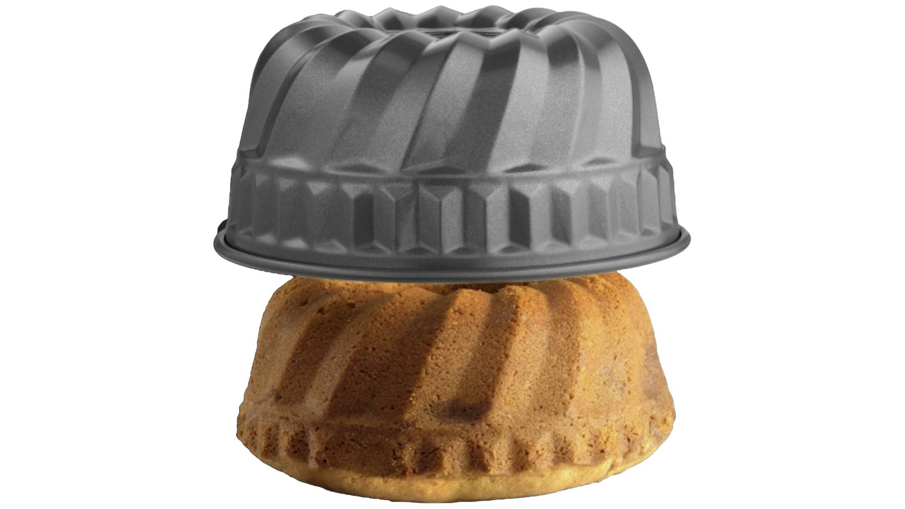 Frontalansicht einer Gugelhupfform über einem gebackenen Kuchen mit zentraler Öffnung und geriffelter Struktur