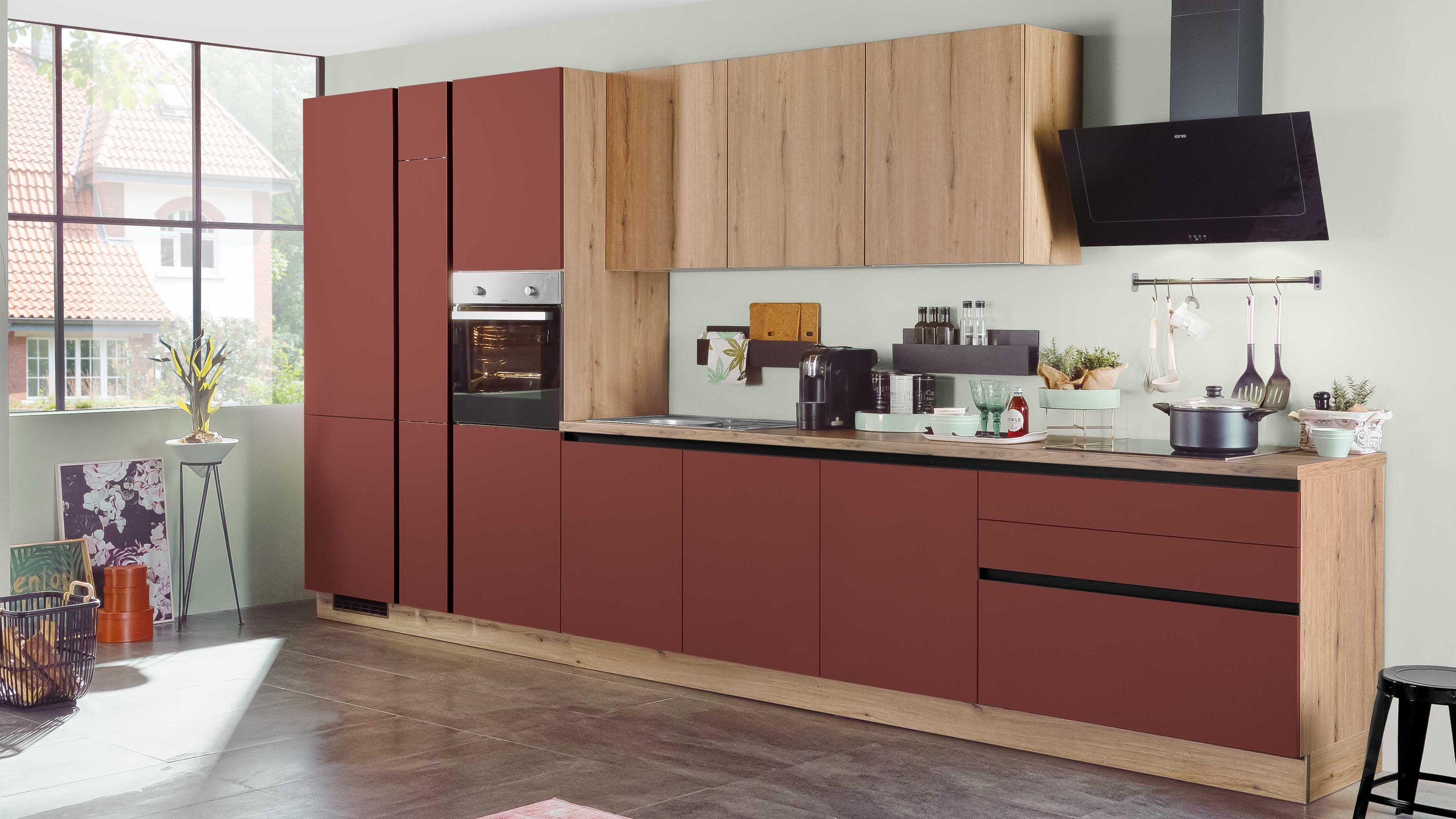 Stilvolle Rot-Holz-Küche mit kontrastreichem Design und klaren Linien. Moderne Küche in Rot-Holz-Kombination mit Einbaugeräten und schwarzer Dunstabzugshaube.