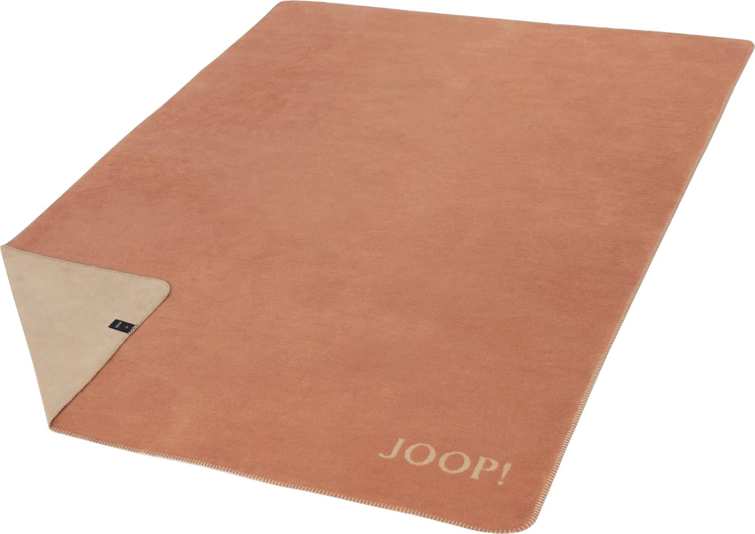 Zweiseitige Kuscheldecke in Braun und Beige mit sichtbarem JOOP!-Schriftzug unten rechts  aufgenommen von oben rechts