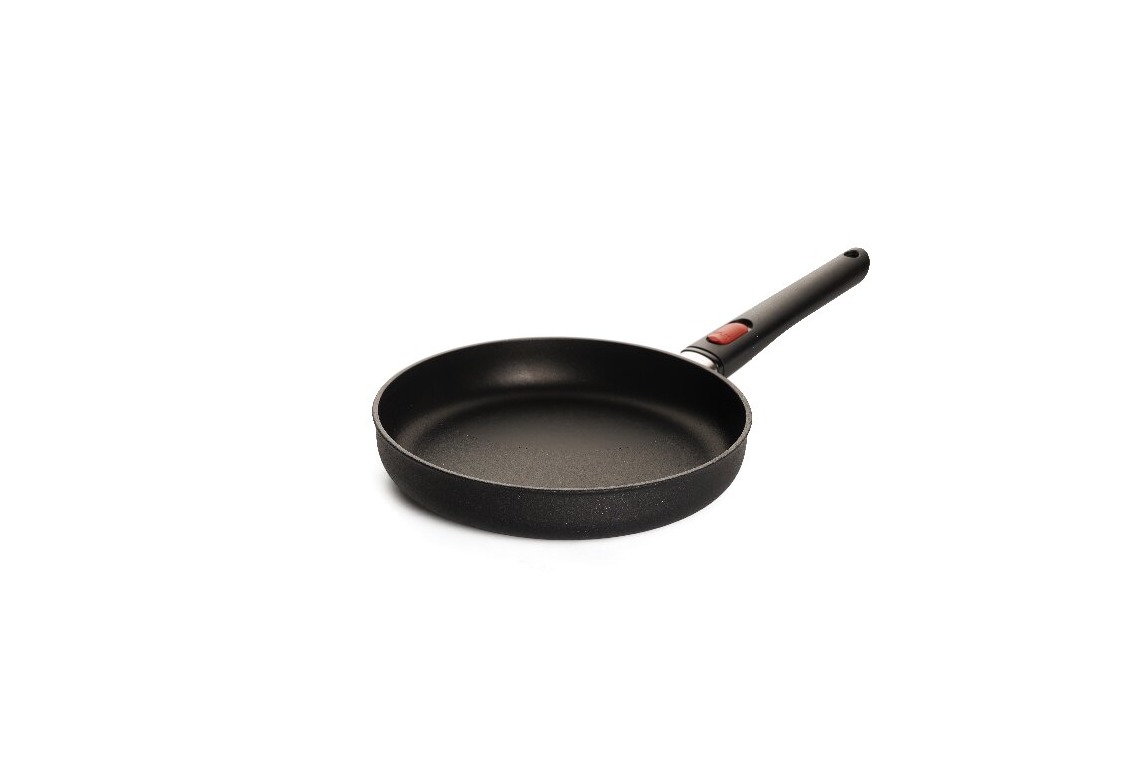 Schwarze Pfanne mit flacher  glatter Bratfläche und langem Griff  schräg abgebildet