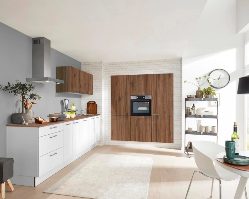 Moderne Küche mit integrierter Wandverkleidung Weiße Küche mit Holzrückwand und eingebautem Backofen, heller Boden und minimalistisches Design