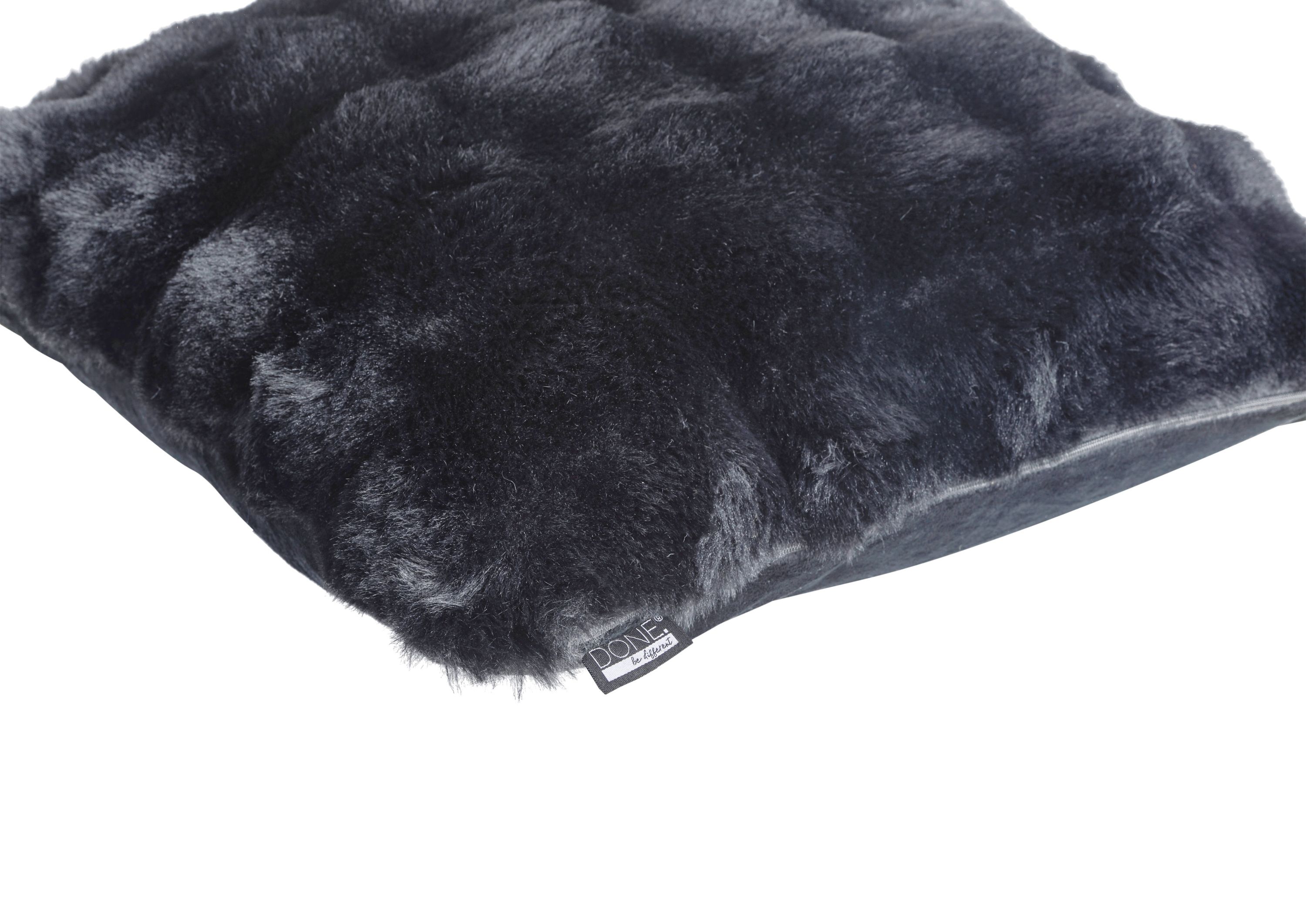 Quadratische Kissenhülle mit weichem schwarzem Fellbezug