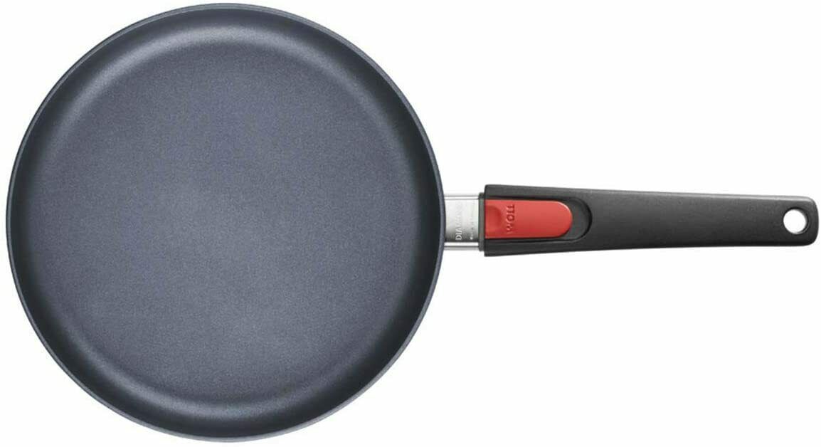 Runde Pfanne aus der Vogelperspektive ergonomischer schwarzer Griff mit rotem Einsatz und Aufhängeöffnung