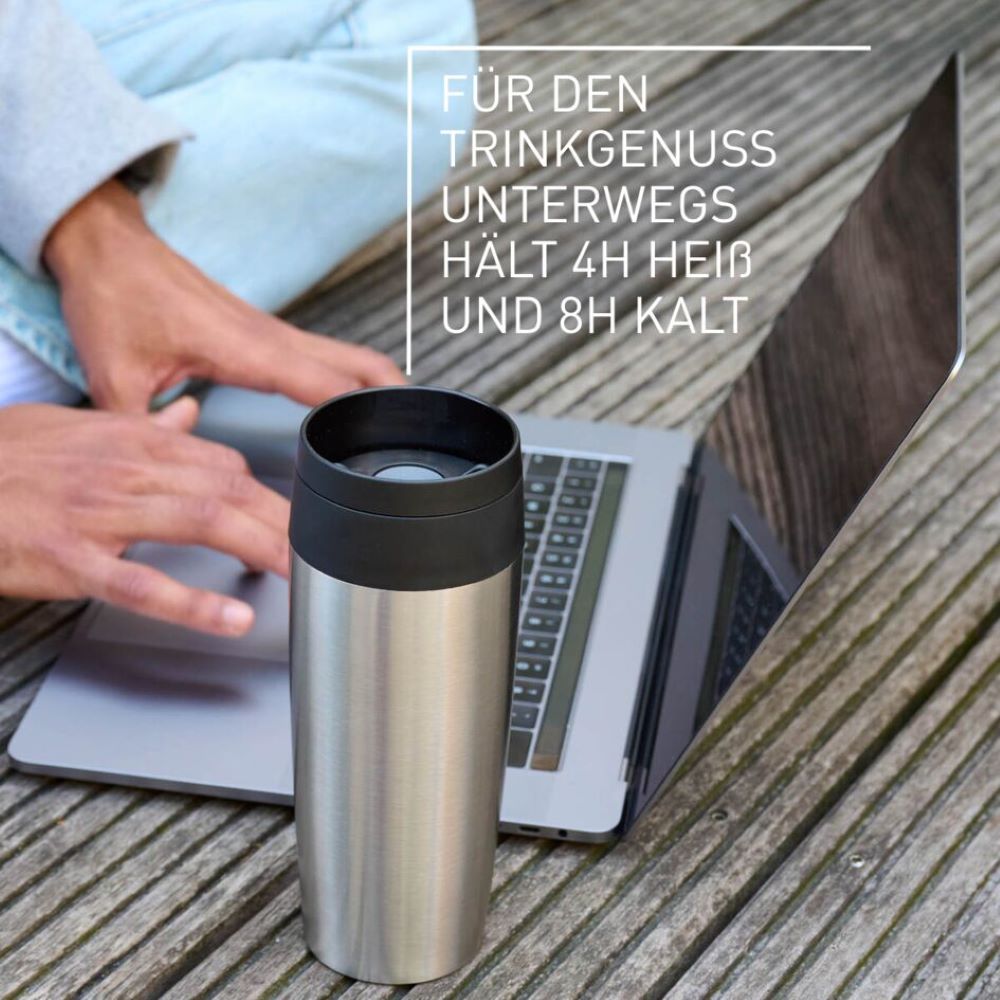 Emsa Travel Mug – hält Getränke 4h heiß und 8h kalt, ideal für unterwegs Silberner Emsa Travel Mug auf Laptop, Person tippt, Text: Für Trinkgenuss unterwegs, hält 4h heiß, 8h kalt