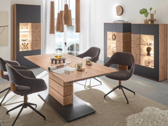 Hartmann Esszimmer mit Glasvitrine Modernes Esszimmer-Set von Hartmann mit Glasvitrine, Esstisch und gepolsterten Stühlen in heller Umgebung