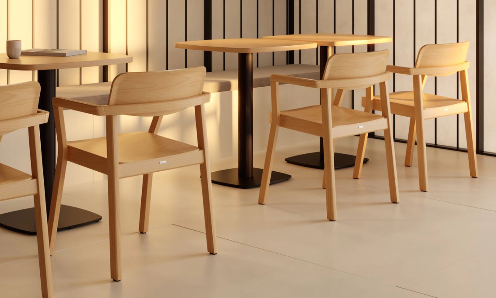 Helle Sitzgruppe mit Holztischen und Stühlen, minimalistisches Interieur für Pausenbereich oder Aufenthaltszone im Bürodesign