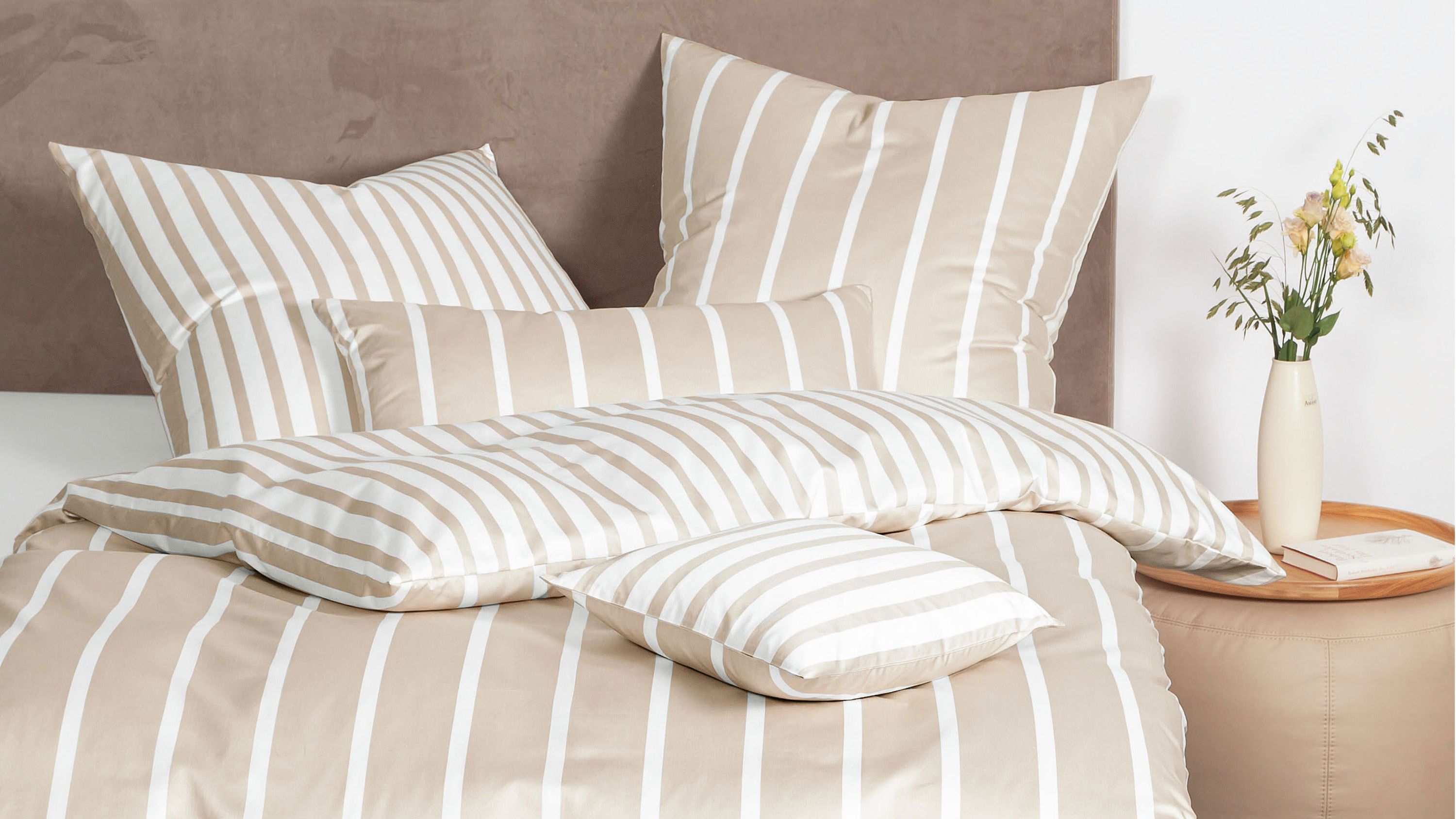 Bettwäsche-Set mit beigen und weißen senkrechten Streifen auf Bettdecke und Kissen
