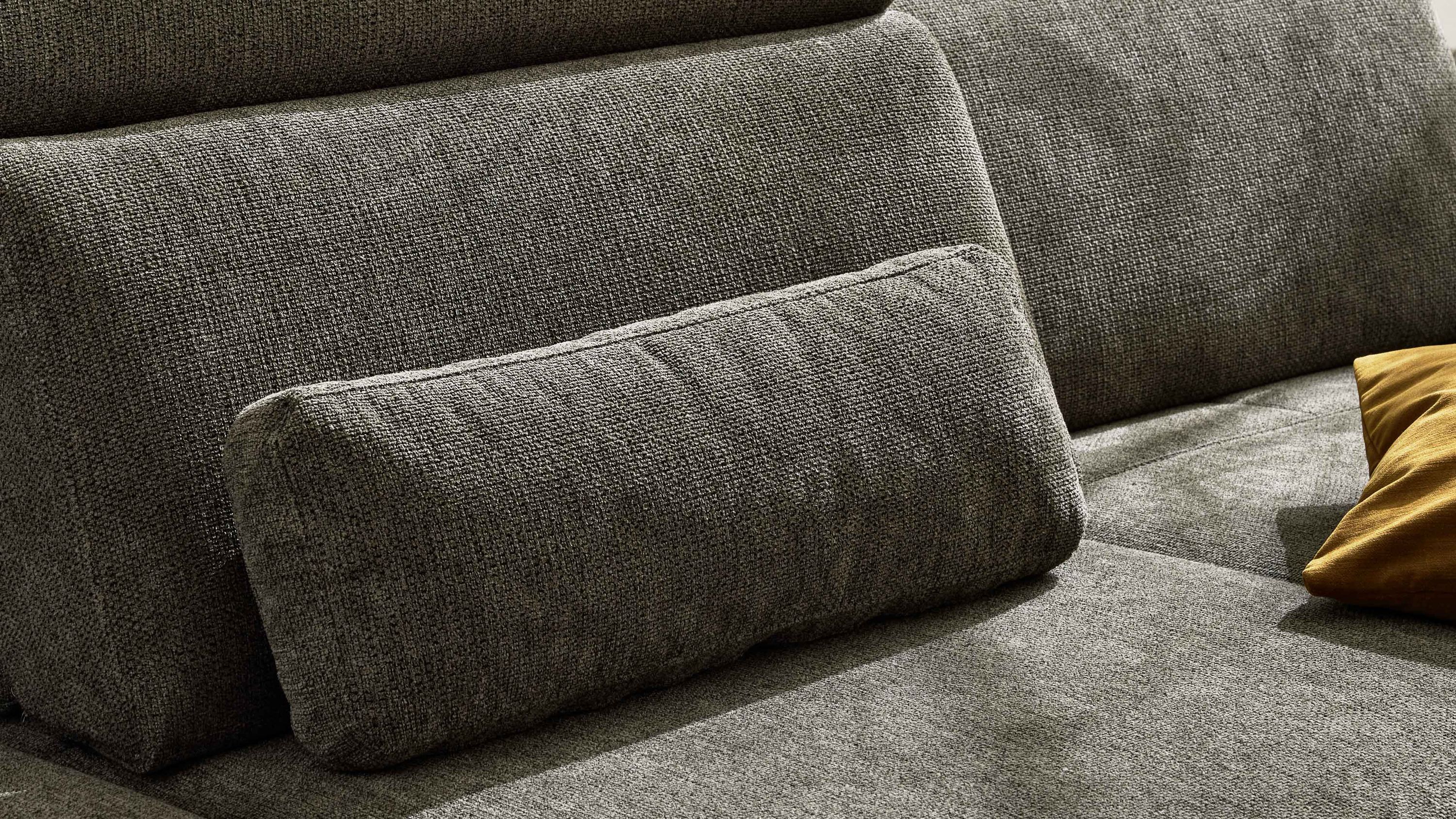 Rechteckiges Nierenkissen mit jagdgrünem Stoffbezug auf einem Sofa mit gleichem Bezug