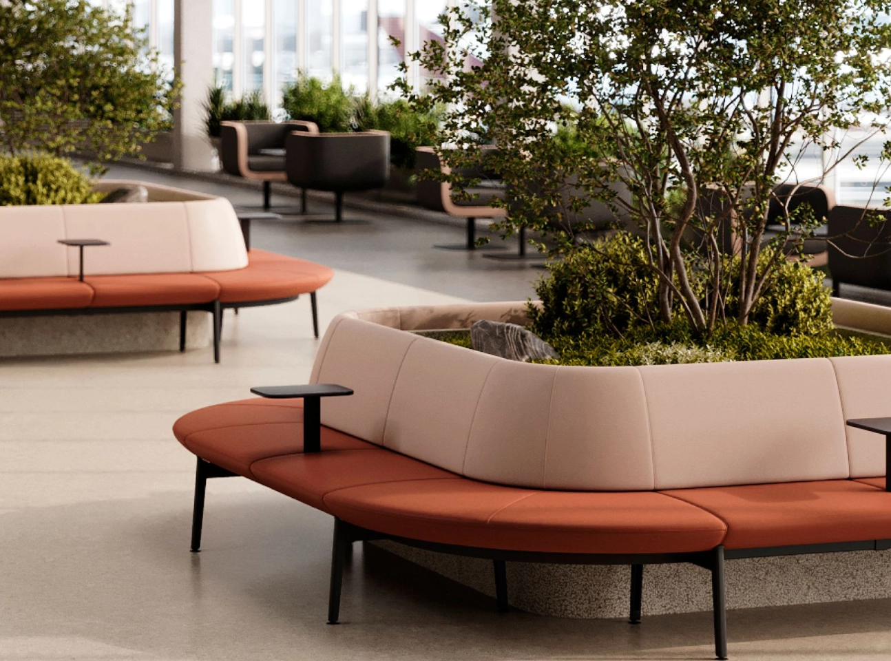Moderne Lounge‑Sitzinsel mit Polstermöbeln, integrierten Tischen und Pflanzen, offene Aufenthaltszone im Büro‑ oder Empfangsbereich