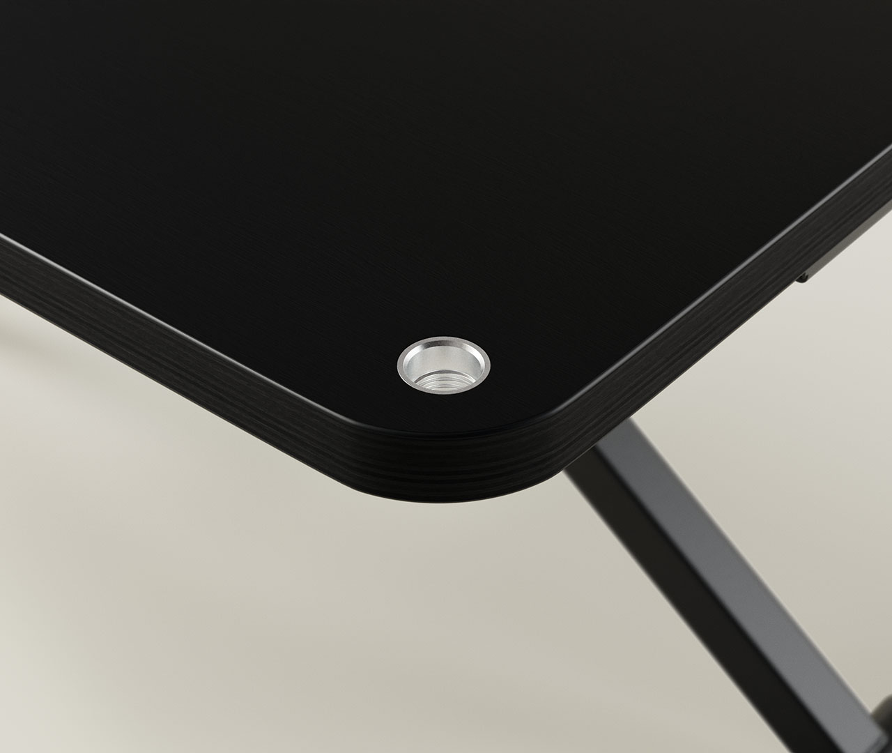 Detailansicht der Verbindung zwischen Tischplatte und Bein mit sichtbarer Schraube am höhenverstellbaren Schreibtisch