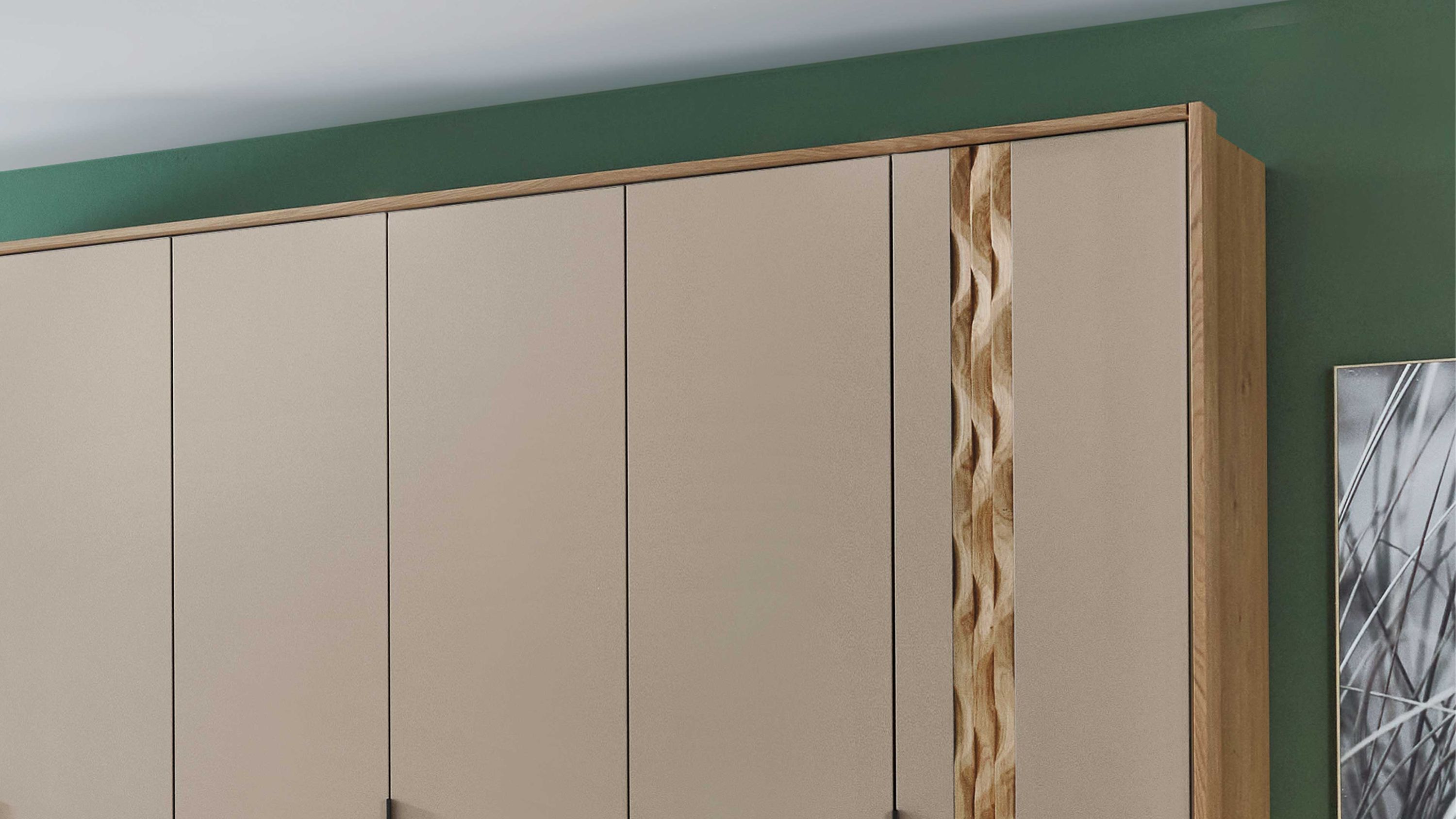 Großer Kleiderschrank mit fünf beigen Türen und seitlichem hellbraunem Holzpaneel mit Wellenstruktur