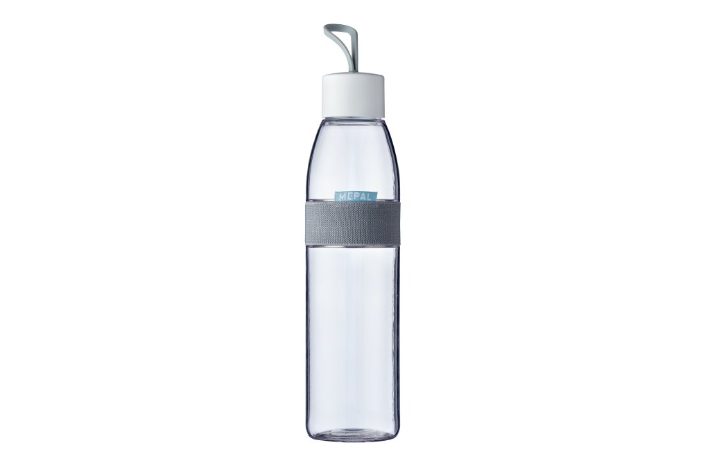Schlanke  transparente Trinkflasche mit weißem Schraubdeckel und Trageschlaufe  freigestellt  frontal ausgerichtet
