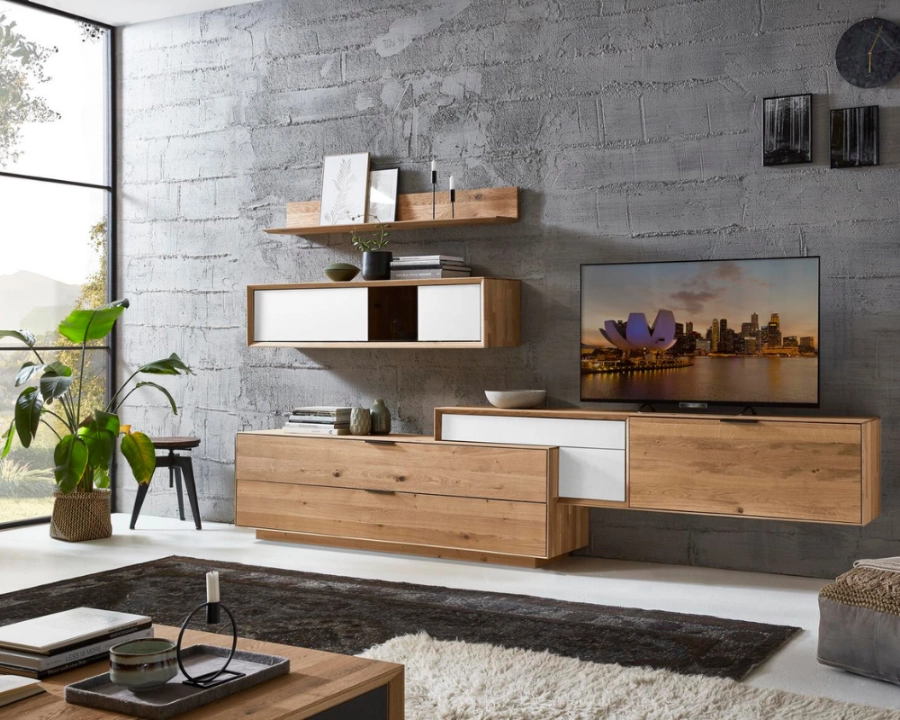 Wohnzimmer mit stilvoller Regalwand und gemütlicher Einrichtung Modernes Wohnzimmer mit Regalwand, Pflanzen, Sofa und dekorativen Elementen in heller, wohnlicher Atmosphäre